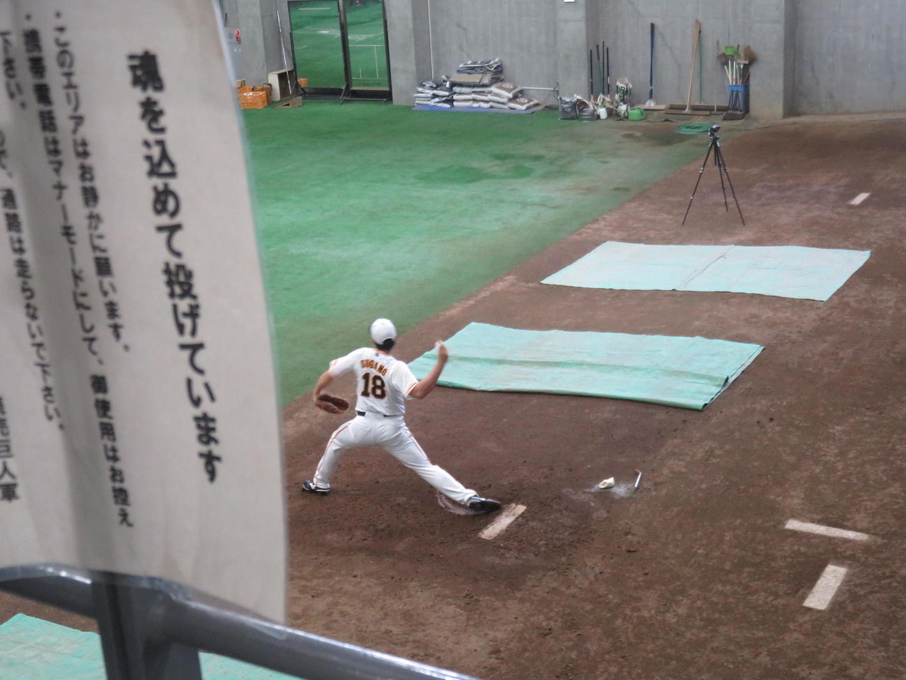 ブルペンで投球練習を行う、右肘の違和感でファーム調整中の巨人菅野