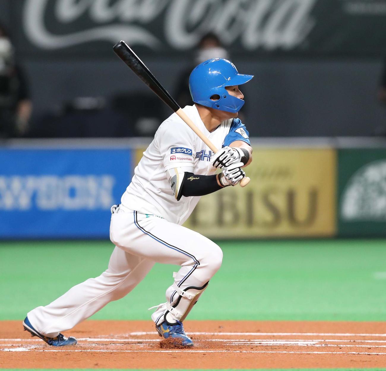 日本ハム対楽天　1回裏日本ハム無死、右前にプロ初安打を放つ水野（撮影・黒川智章）