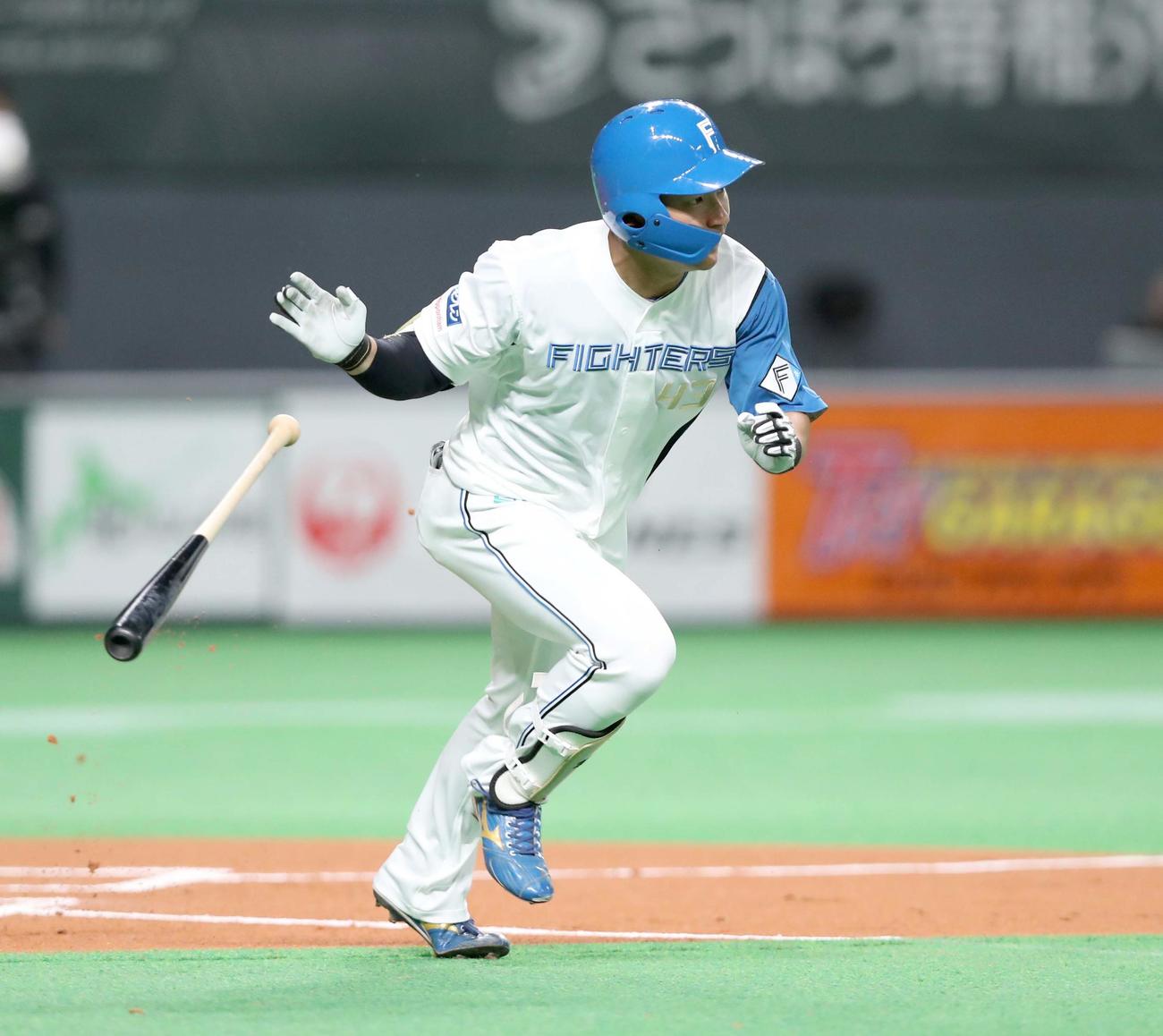 日本ハム対楽天　1回裏日本ハム無死、右前にプロ初安打を放つ水野（撮影・黒川智章）