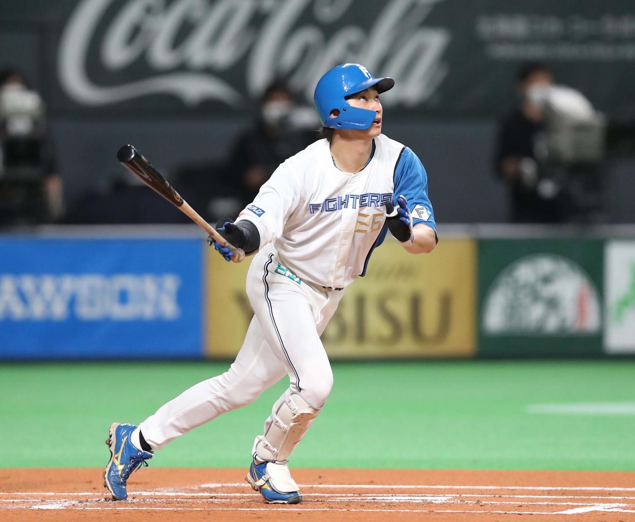日本ハム対楽天　1回裏日本ハム無死一塁、右越え2点本塁打を放つ浅間（撮影・黒川智章）