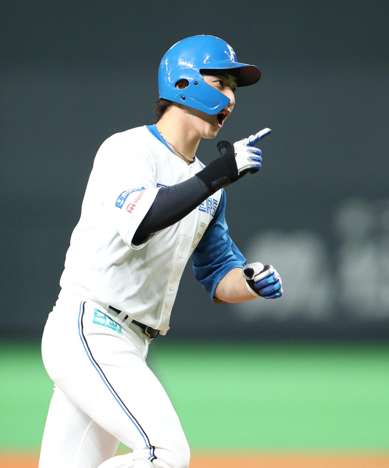 日本ハム対楽天　1回裏日本ハム無死一塁、浅間は先制となる右越え2点本塁打を放ち吠える（撮影・佐藤翔太）