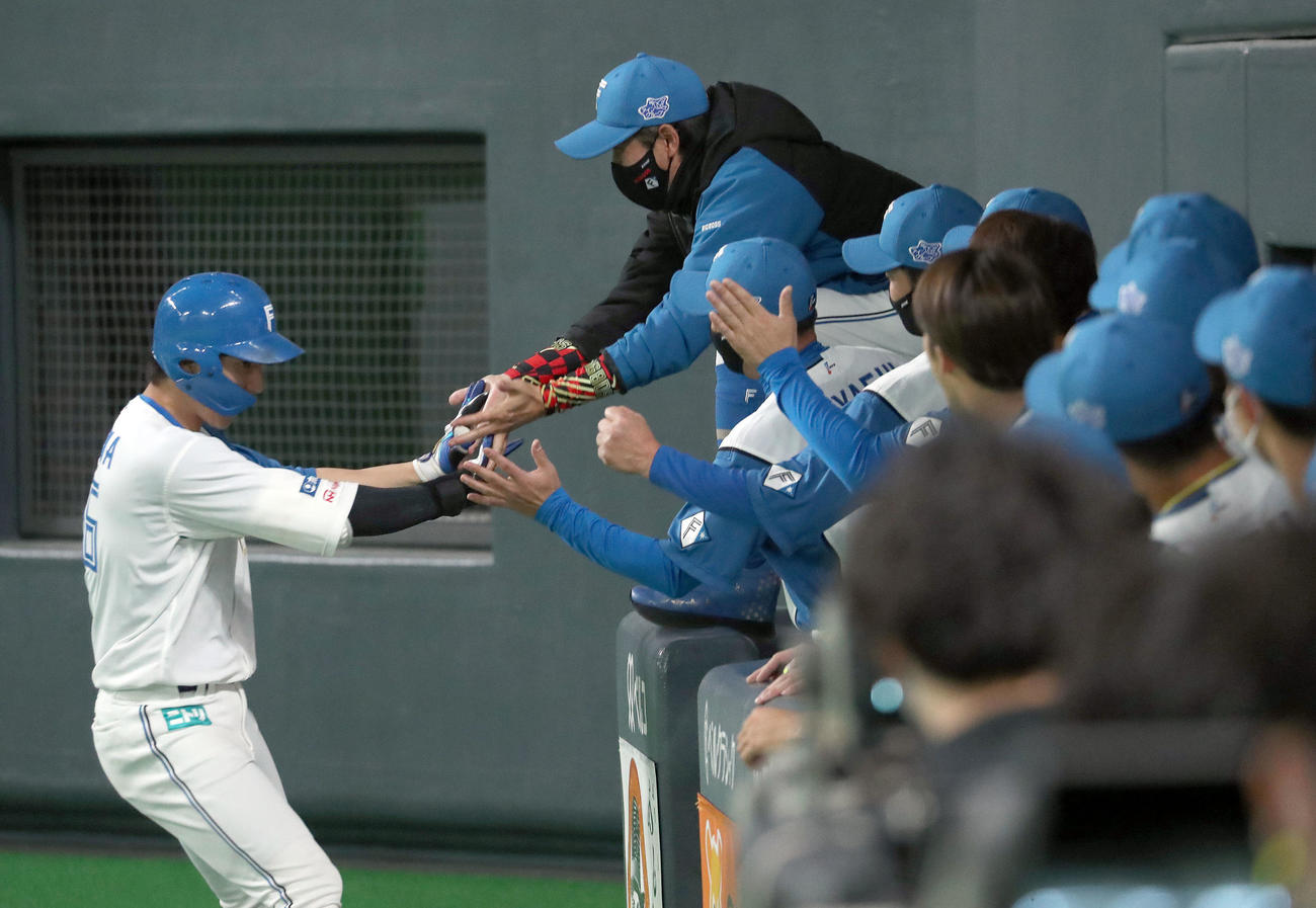 日本ハム対楽天　1回裏日本ハム無死一塁、先制となる右越え2点本塁打を放った浅間（左）を出迎える新庄監督（撮影・佐藤翔太）