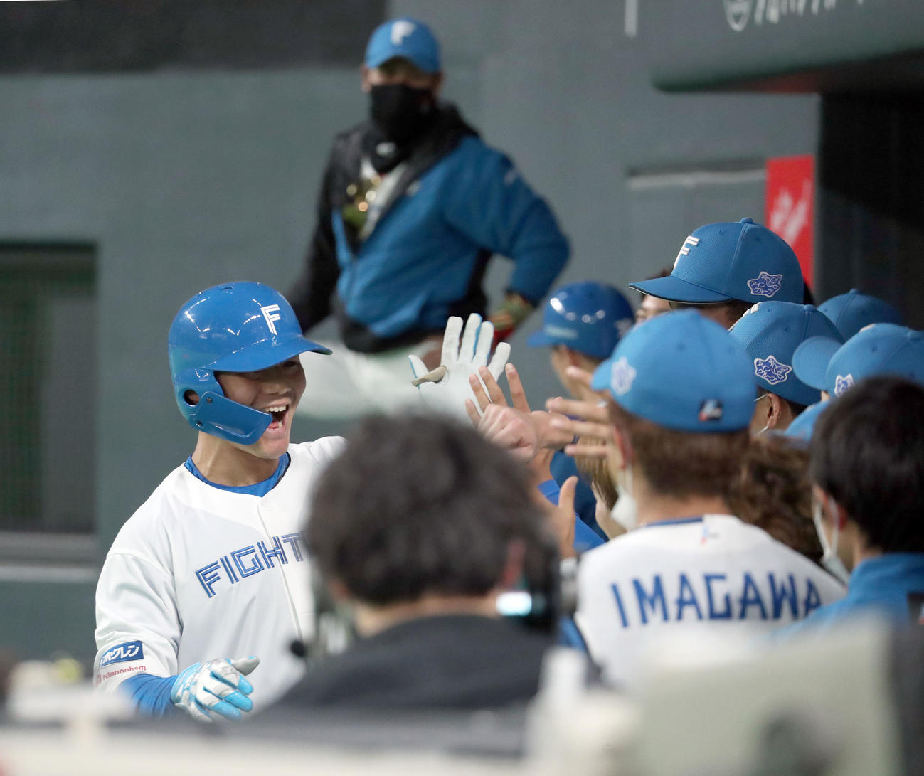 日本ハム対楽天　4回裏日本ハム無死、清宮は（左）は同点となる右越え本塁打を放ちチームメートに出迎えられる。中央後方はそれを見つめる新庄監督（撮影・佐藤翔太）