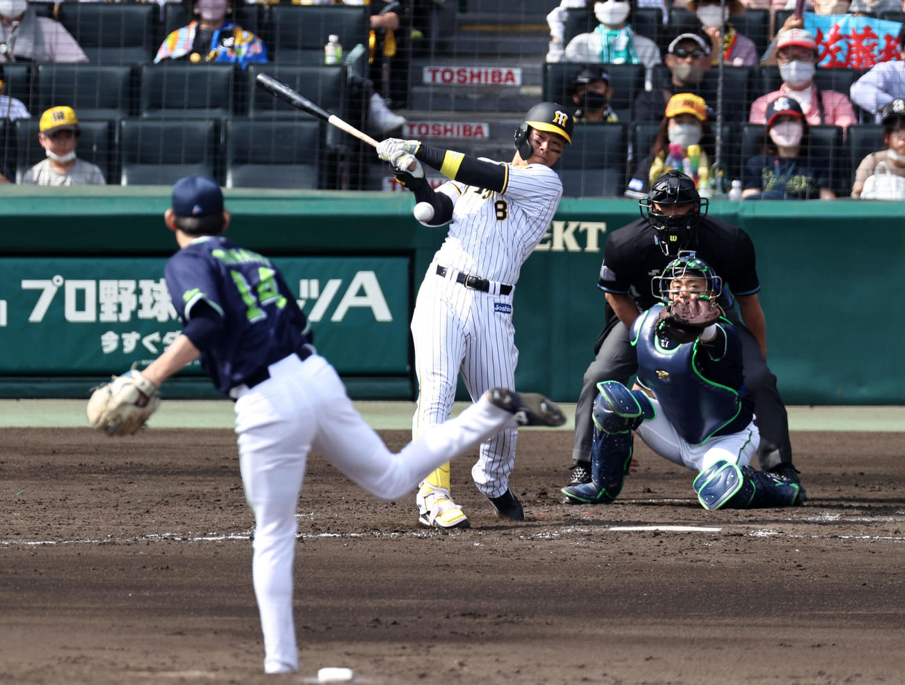 阪神対ヤクルト　3回裏阪神1死一、二塁、佐藤輝は中前適時打を放つ。投手は高梨（撮影・加藤哉）