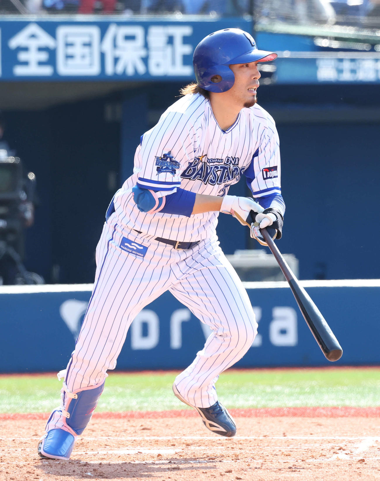DeNA対中日　4回裏DeNA1死一、三塁、倉本は右前適時打を放つ（撮影・丹羽敏通）