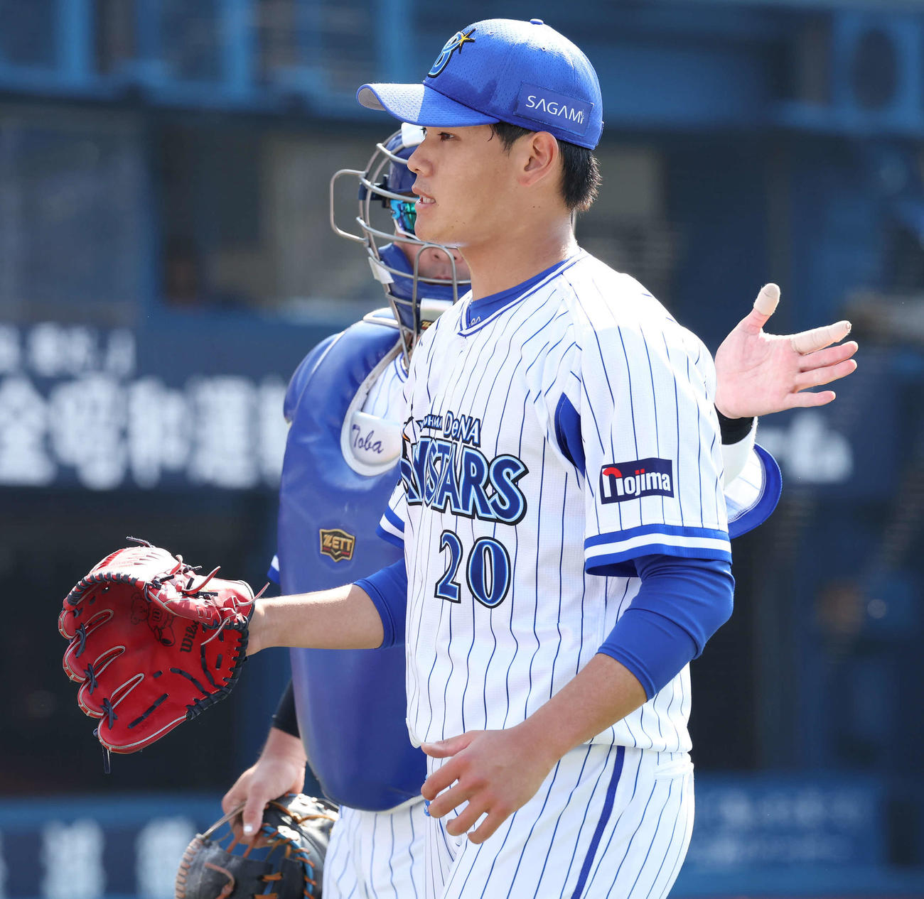 DeNA対中日　2回のピンチをしのいだ坂本（右）の背中をたたく捕手戸柱（撮影・丹羽敏通）