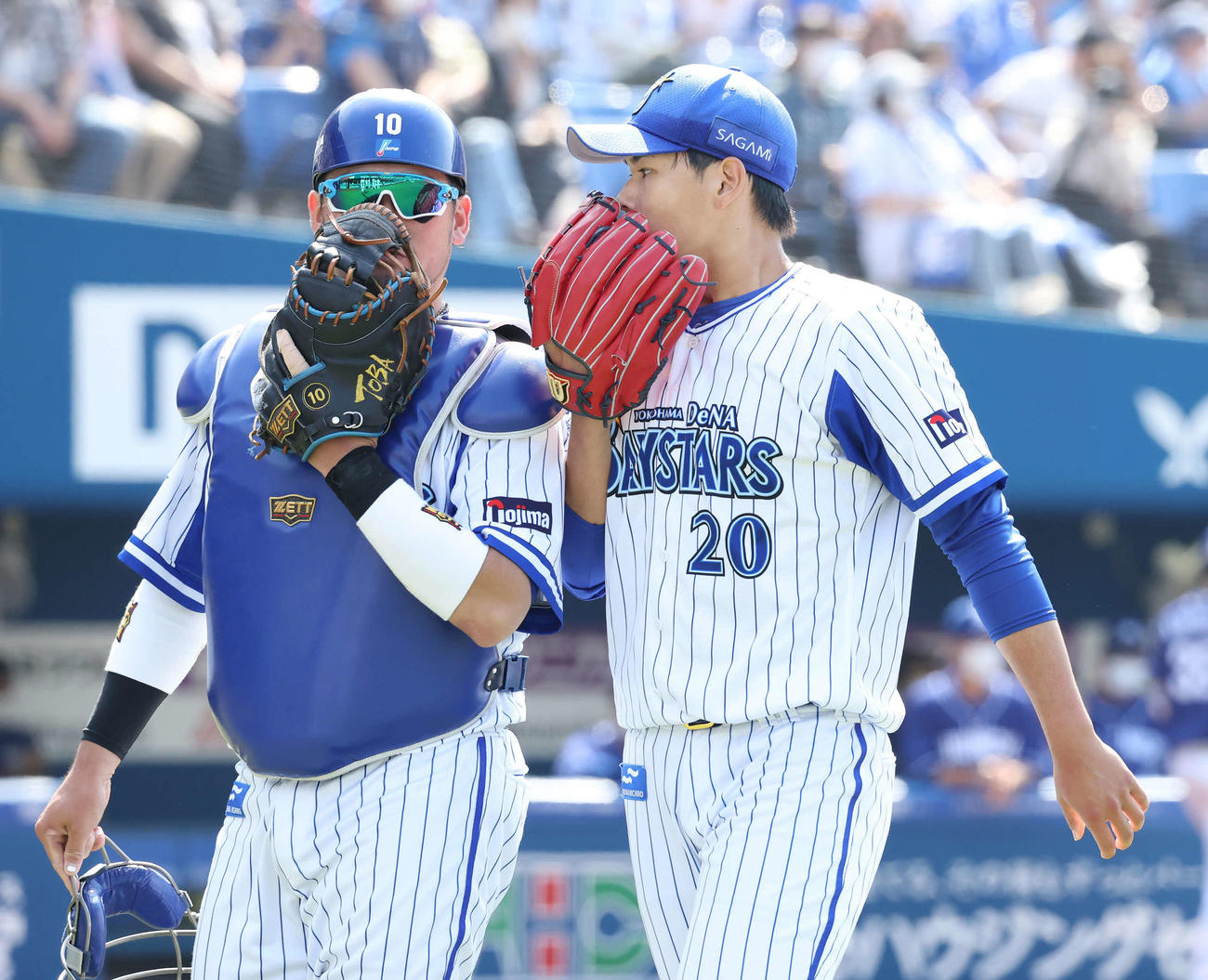 DeNA対中日　1回のピンチをしのいだ坂本（右）、戸柱のDeNAバッテリー（撮影・丹羽敏通）