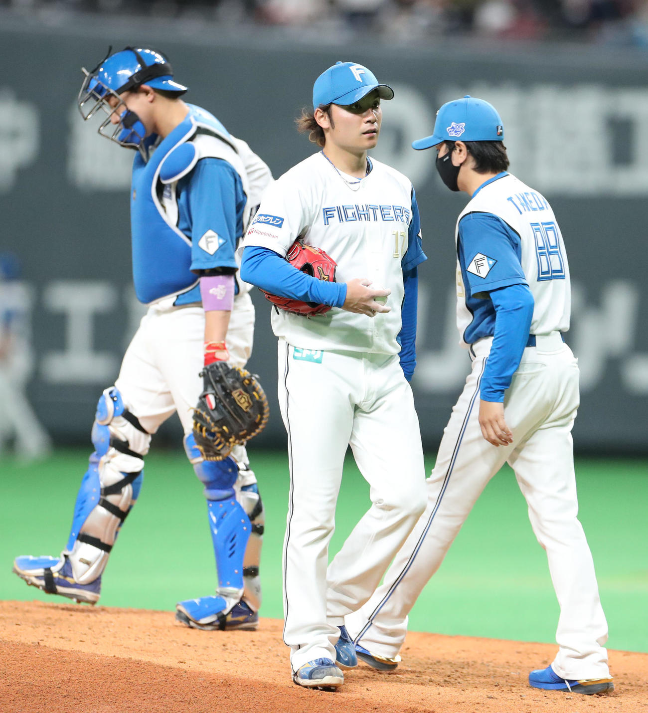 日本ハム対楽天　6回途中で降板する日本ハム伊藤（撮影・佐藤翔太）
