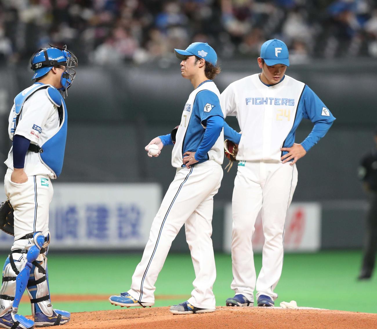 日本ハム対楽天　6回途中降板する伊藤（撮影・黒川智章）