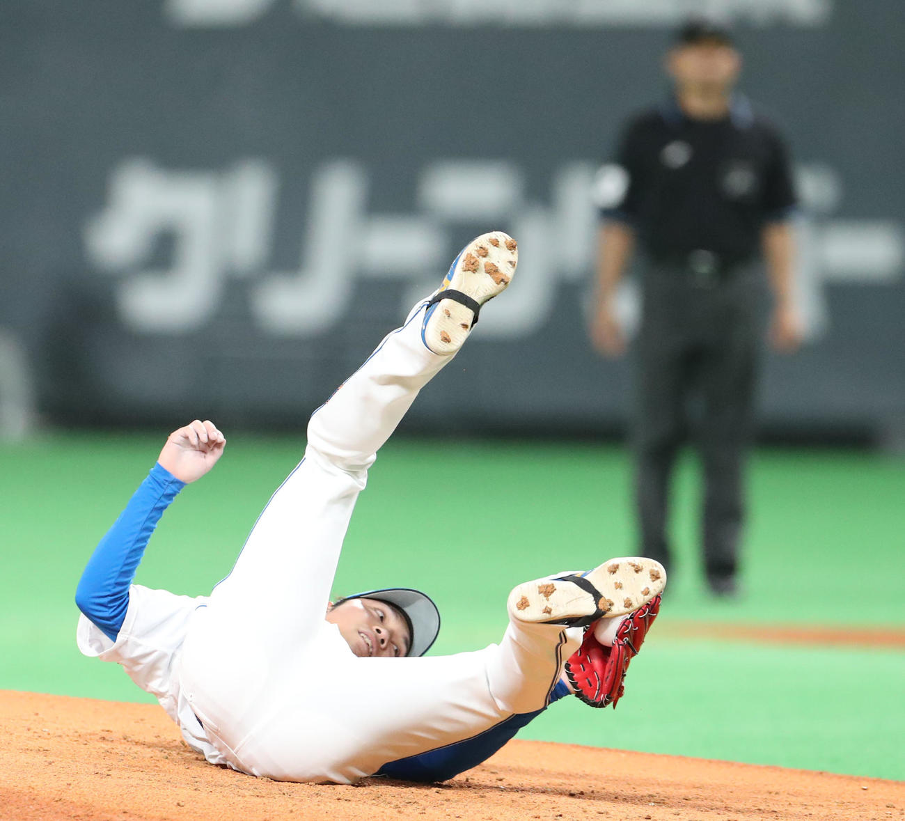 日本ハム対楽天　3回表楽天2死二塁、小深田の投直を好捕しその場に転がる伊藤（撮影・佐藤翔太）