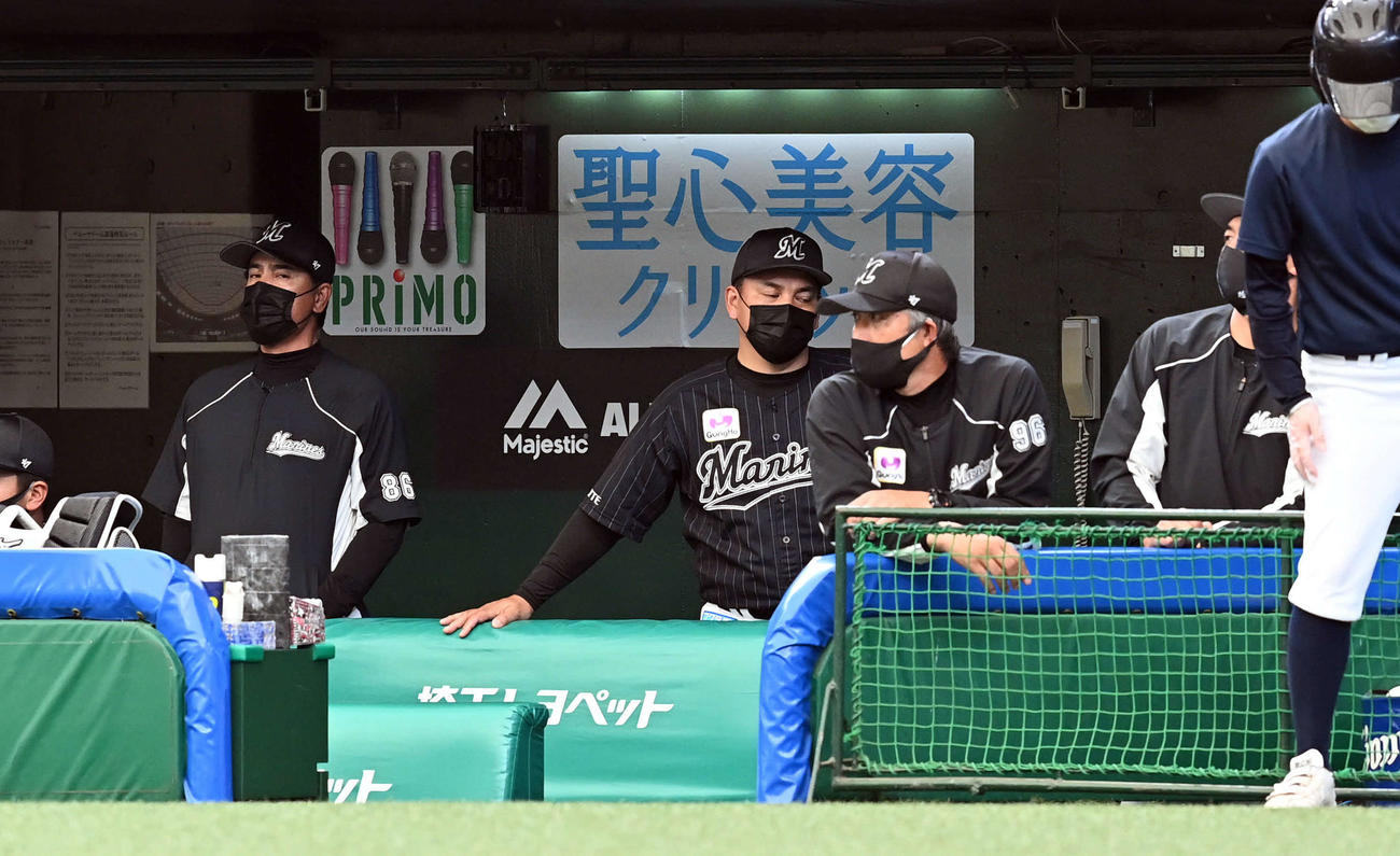 西武対ロッテ　西武に負け越したロッテ井口監督（中央）（撮影・たえ見朱実）