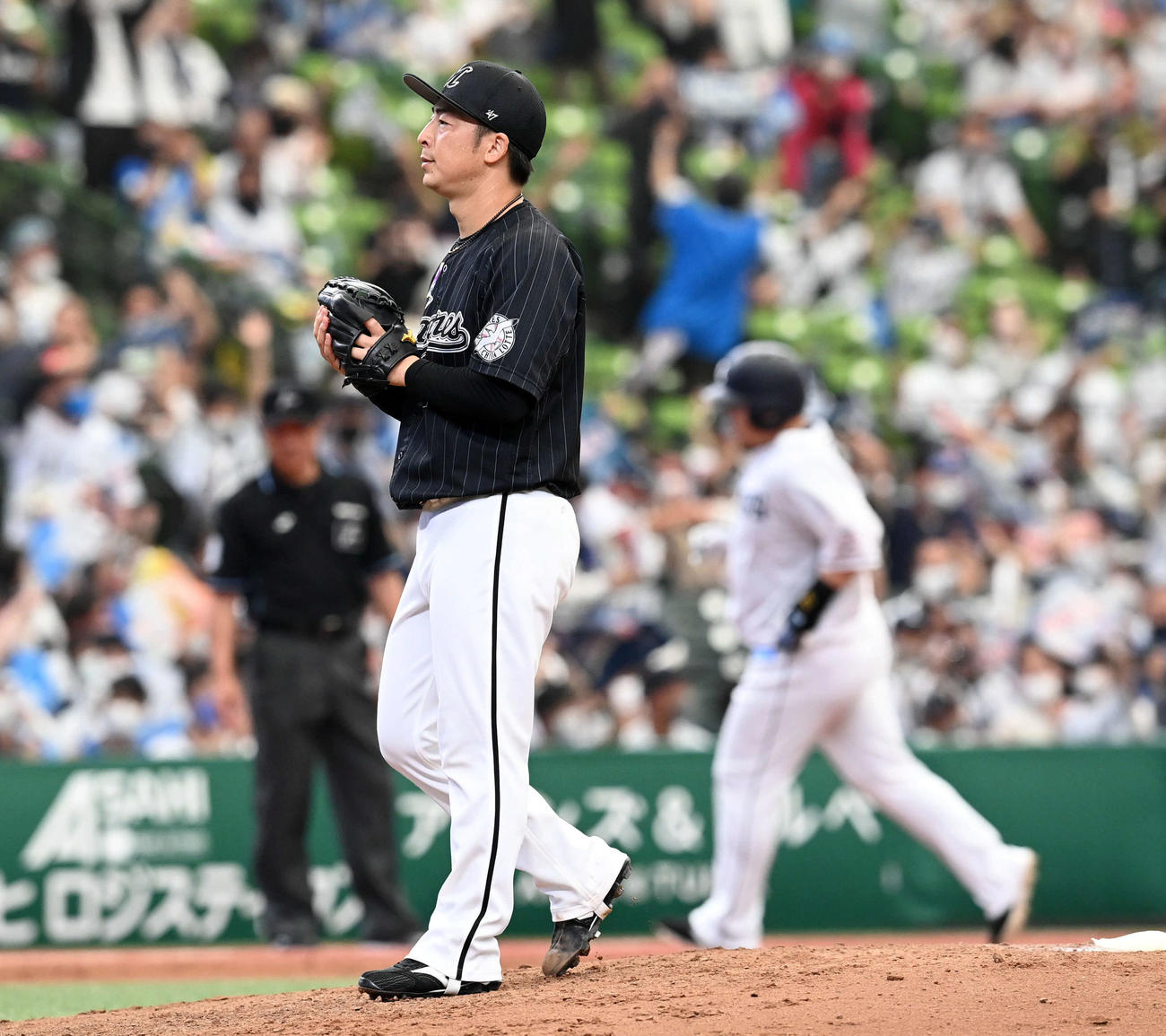 西武対ロッテ　6回裏西武2死一、二塁、中村に3点本塁打を浴びる美馬（撮影・たえ見朱実）