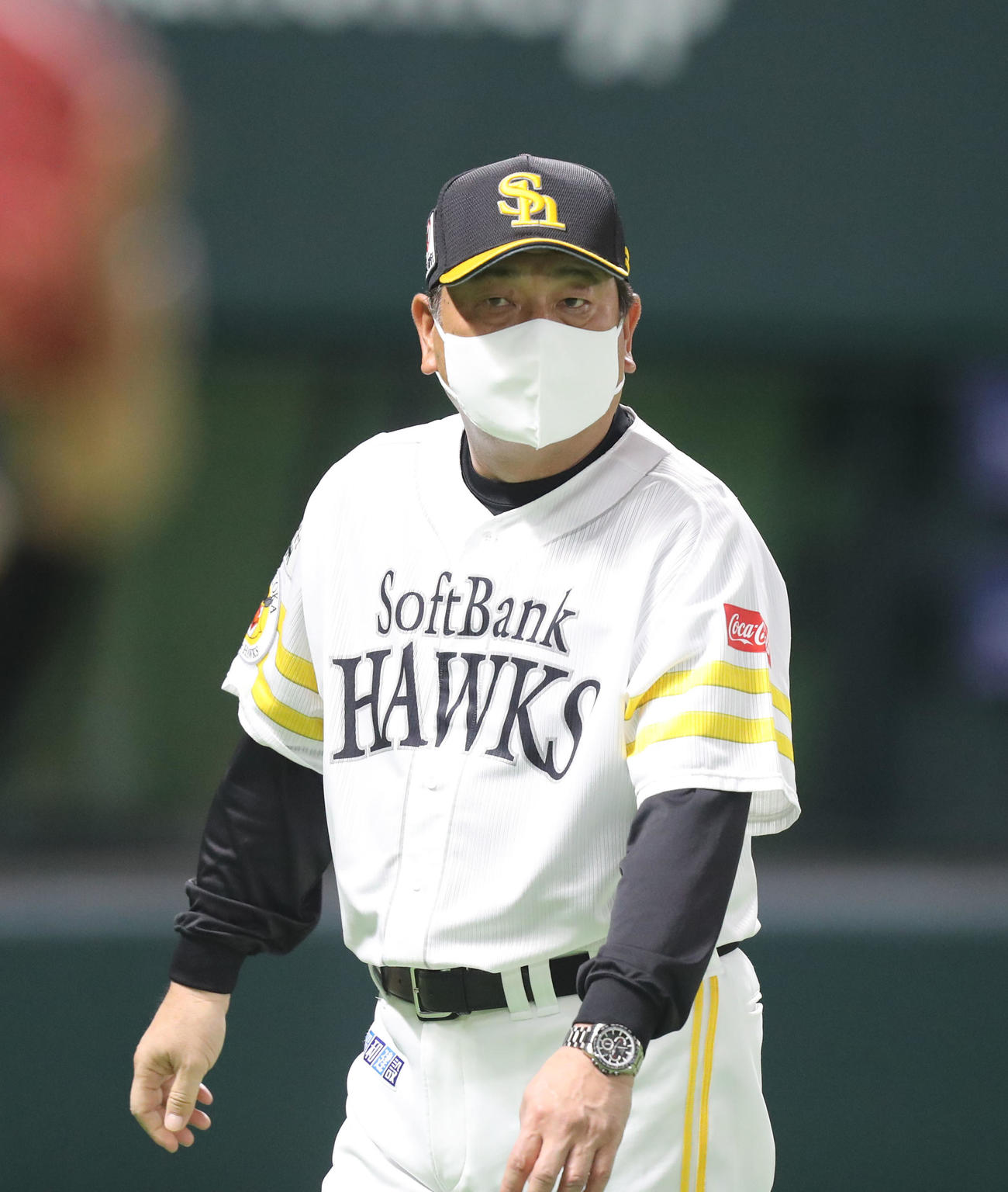 ソフトバンク対オリックス　7回表に選手の交代を告げる藤本監督（撮影・屋方直哉）