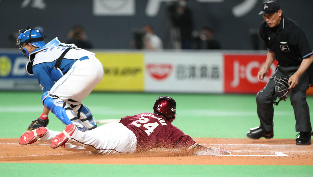 日本ハム対楽天　6回表楽天1死一、三塁、炭谷のスクイズで生還する三走黒川（撮影・佐藤翔太）