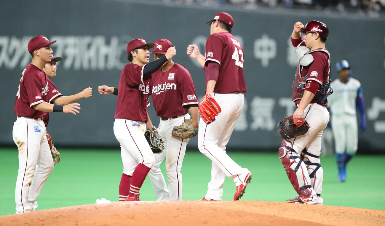 日本ハム対楽天　試合終了後、喜び合う楽天ナイン（撮影・佐藤翔太）
