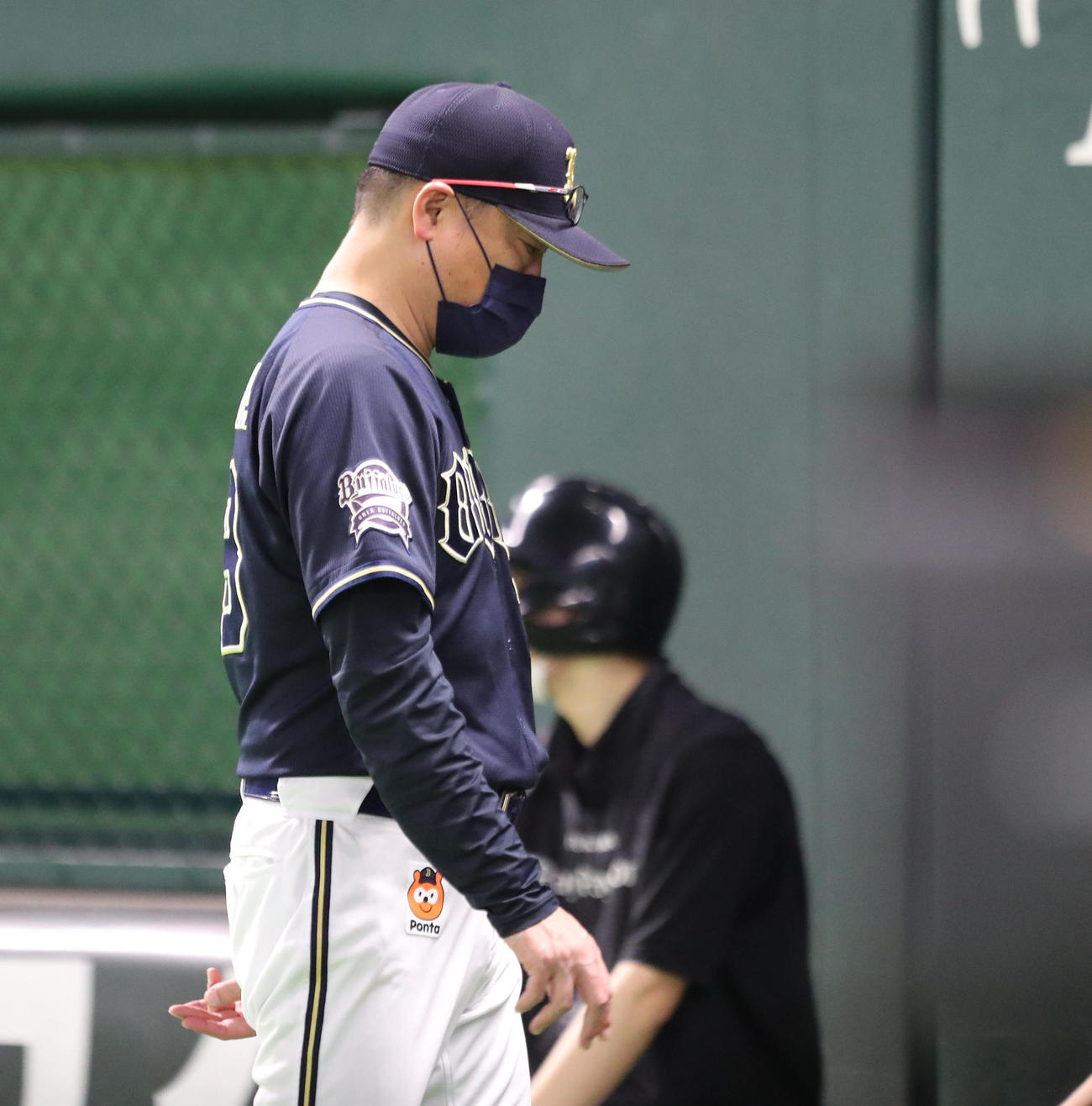 ソフトバンク対オリックス　審判に投手交代を告げた中嶋聡監督はベンチに引き上げる（撮影・梅根麻紀）