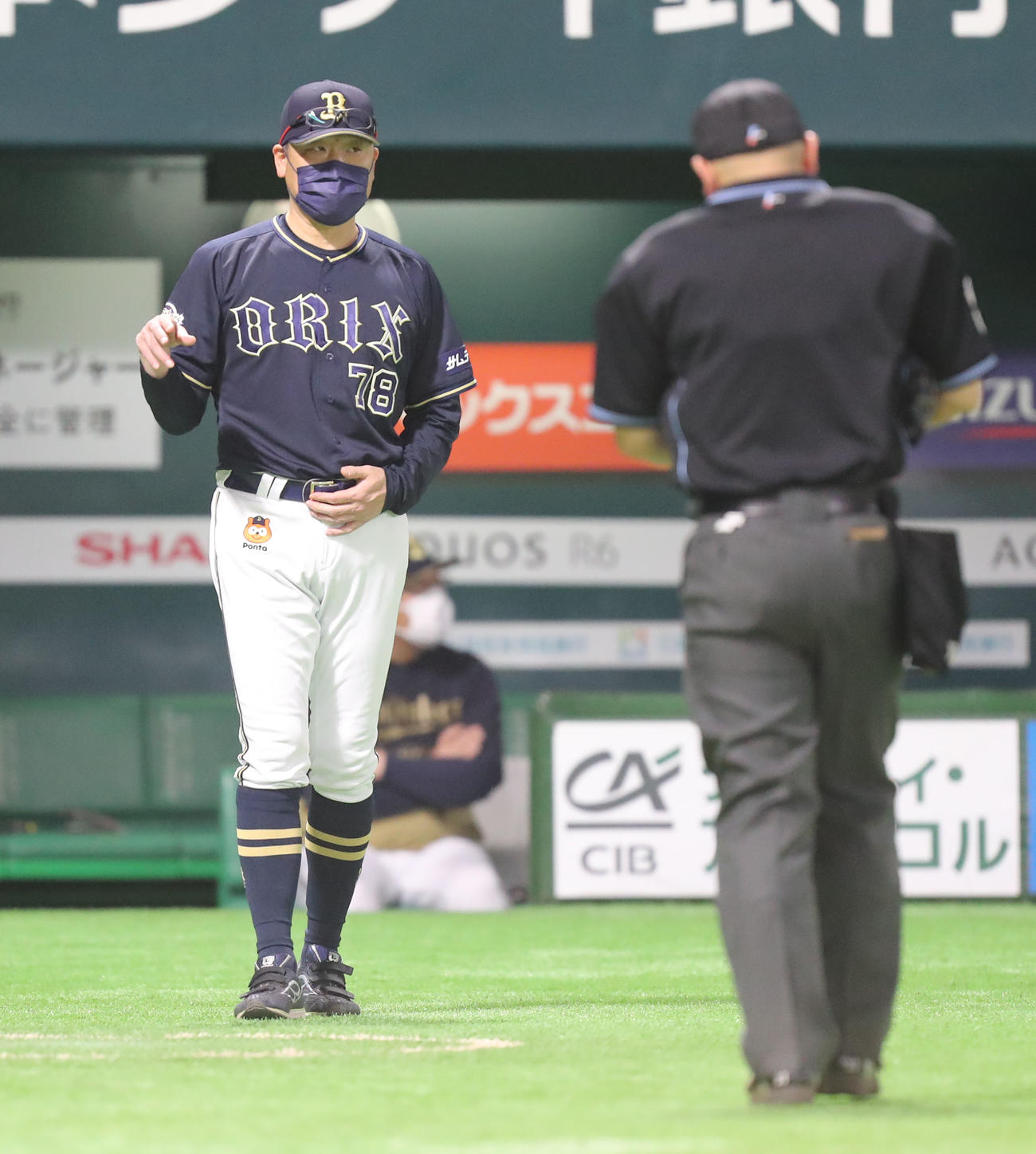 ソフトバンク対オリックス　7回裏に選手の交代を告げる中嶋監督（撮影・屋方直哉）