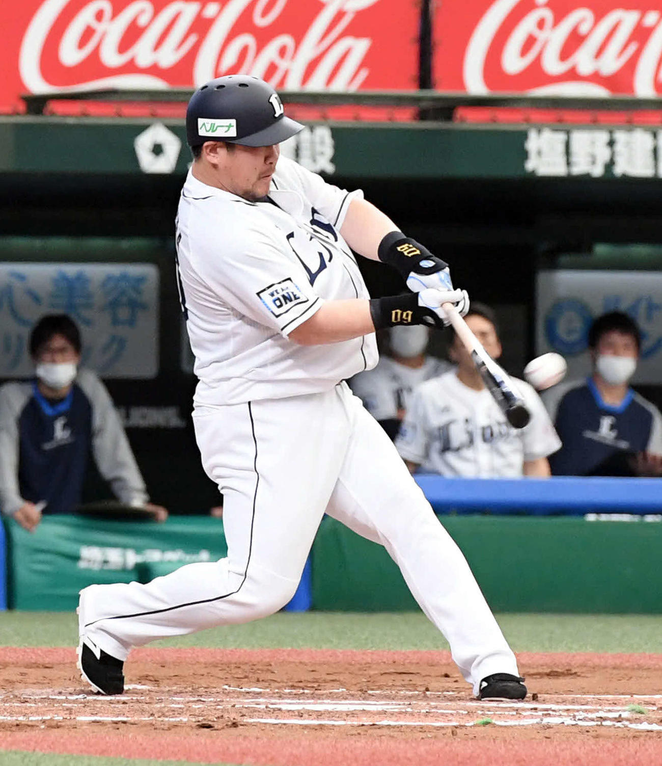 西武対ロッテ　6回裏西武2死一、二塁、3点本塁打を放つ中村（撮影・たえ見朱実）