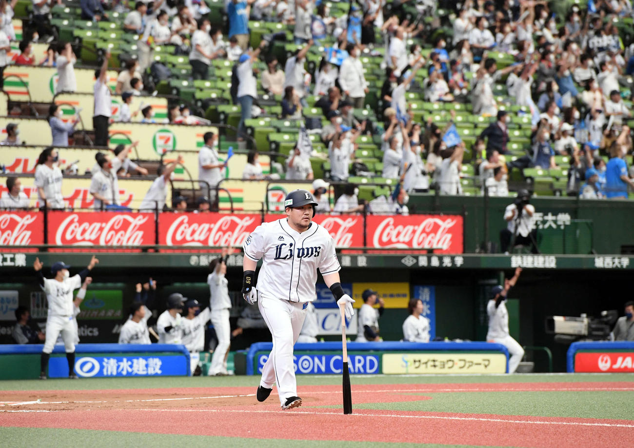 西武対ロッテ　6回裏西武2死一、二塁、3点本塁打を放つ中村（撮影・たえ見朱実）