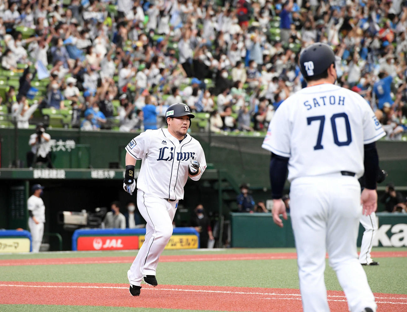 西武対ロッテ　6回裏西武2死一、二塁、3点本塁打を放った中村（撮影・たえ見朱実）