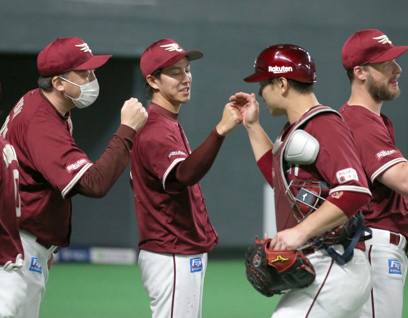 日本ハム対楽天　勝利し、炭谷（右から2人目）を出迎える岸（同3人目）と石井GM兼監督（同4人目）（撮影・黒川智章）