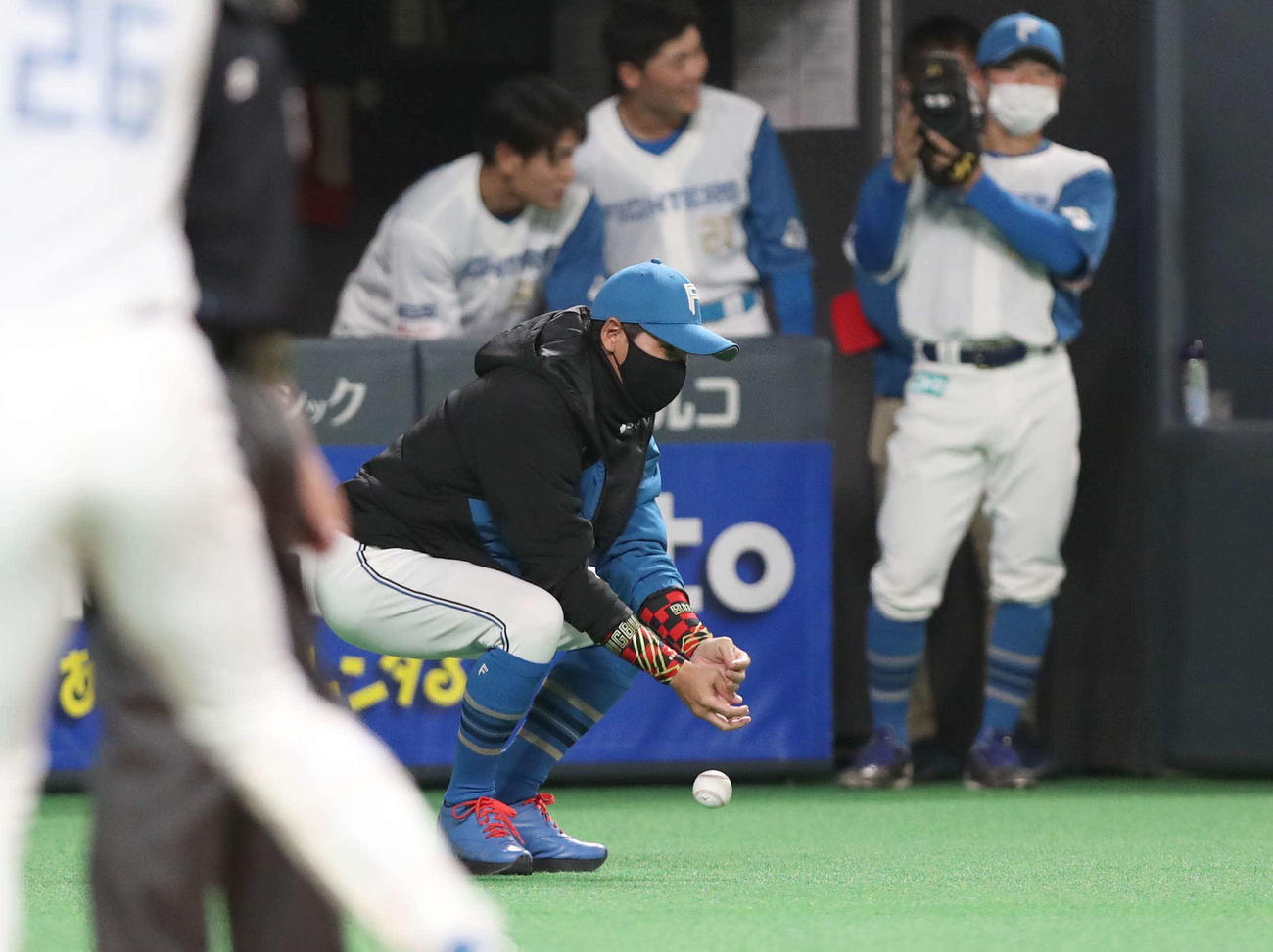 日本ハム対楽天　1回裏、水野のプロ初安打の記念球を回収する新庄監督（撮影・黒川智章）