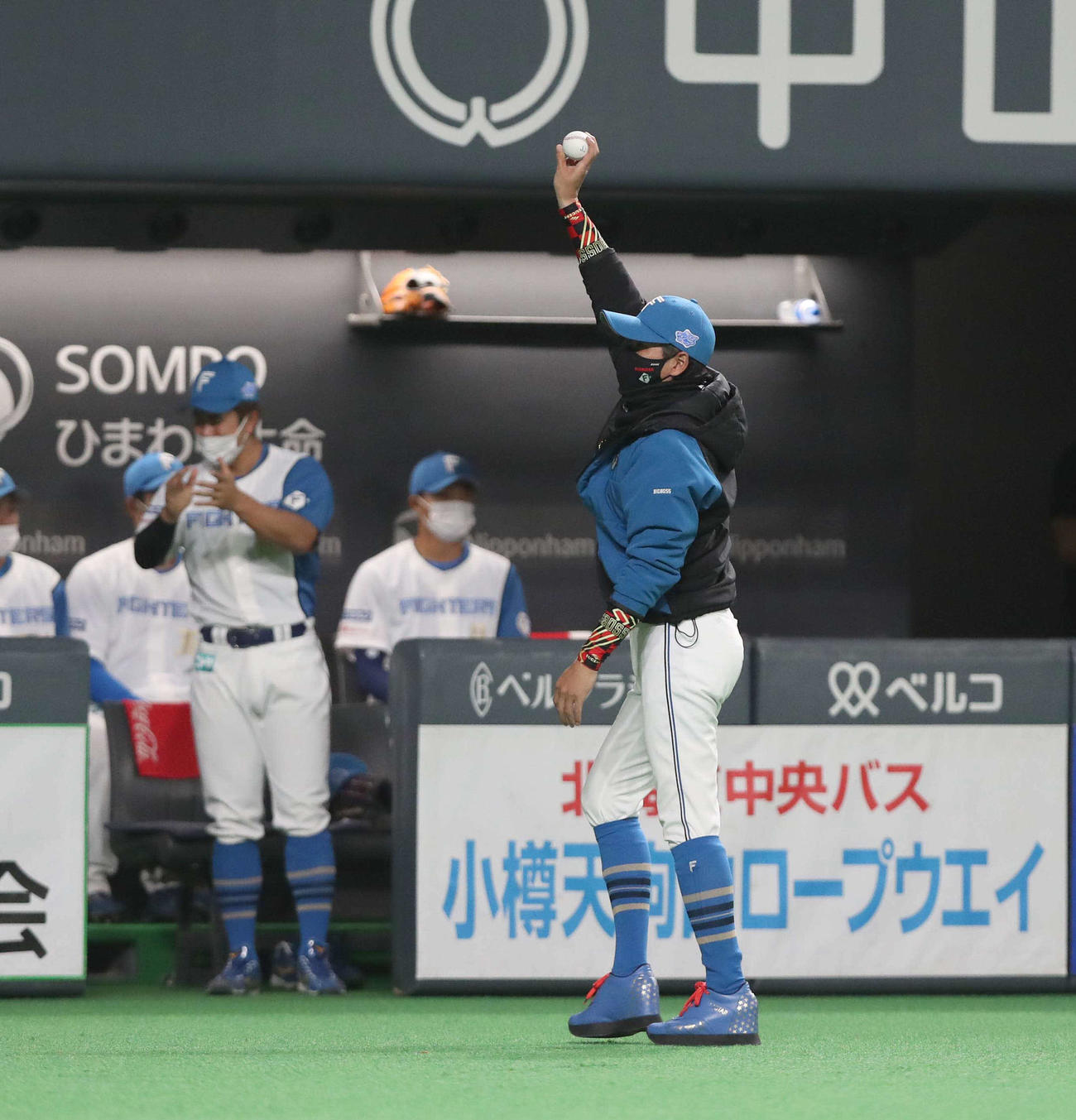 日本ハム対楽天　1回裏、水野のプロ初安打の記念球を掲げる新庄監督（撮影・黒川智章）