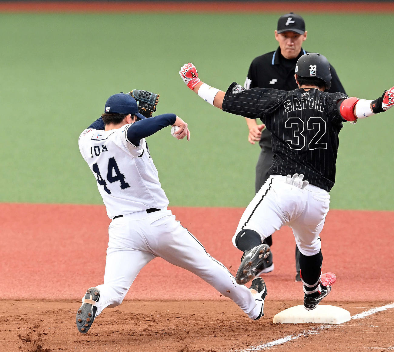 西武対ロッテ　6回表ロッテ2死二、三塁、佐藤都を投ゴロに仕留めた西武の先発与座（撮影・たえ見朱実）