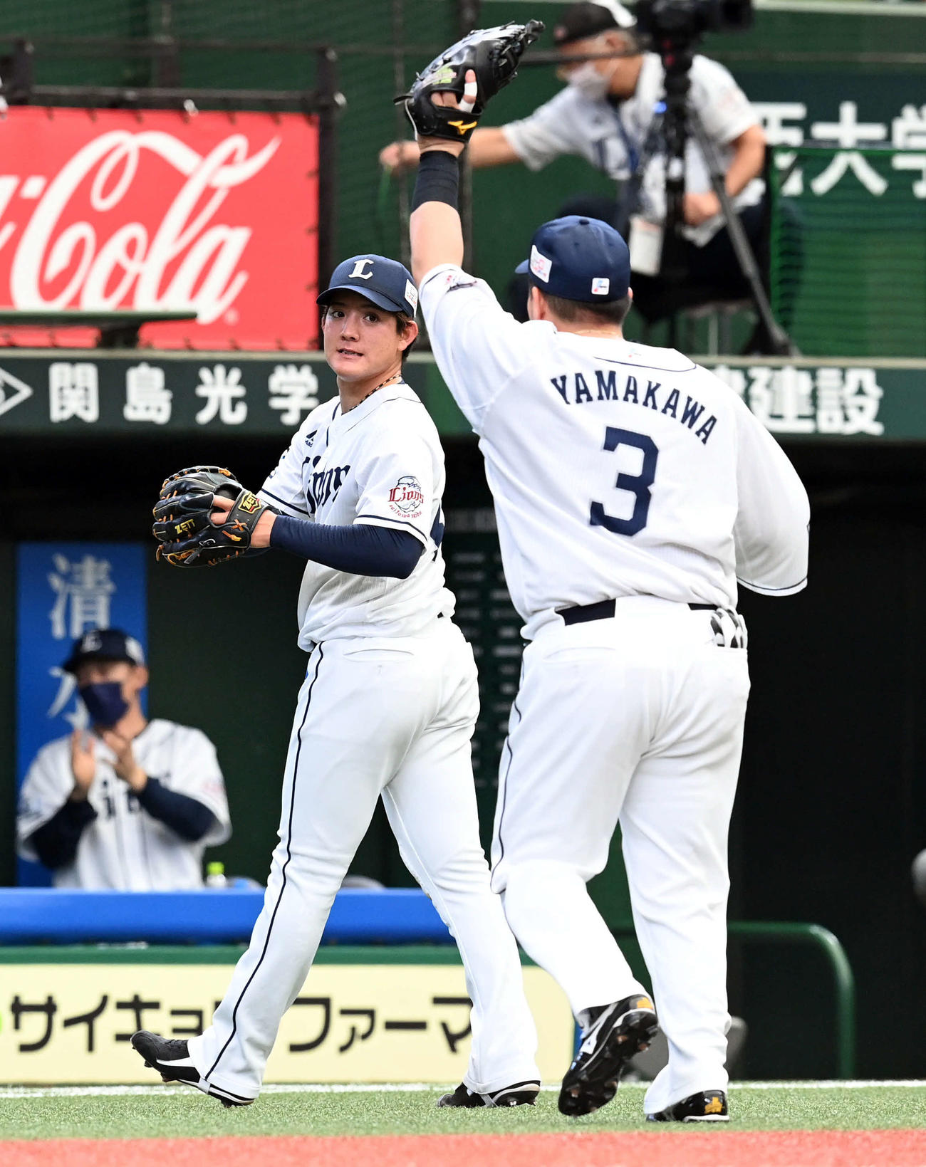 西武対ロッテ　初回を3人で抑えた西武の先発与座（撮影・たえ見朱実）