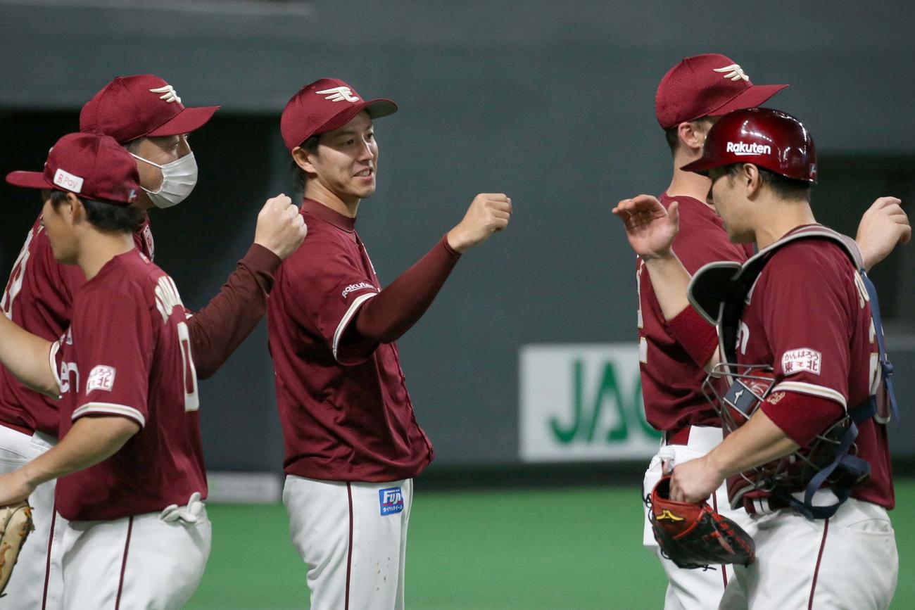 日本ハム対楽天　試合後、炭谷（右）を出迎える岸（撮影・黒川智章）