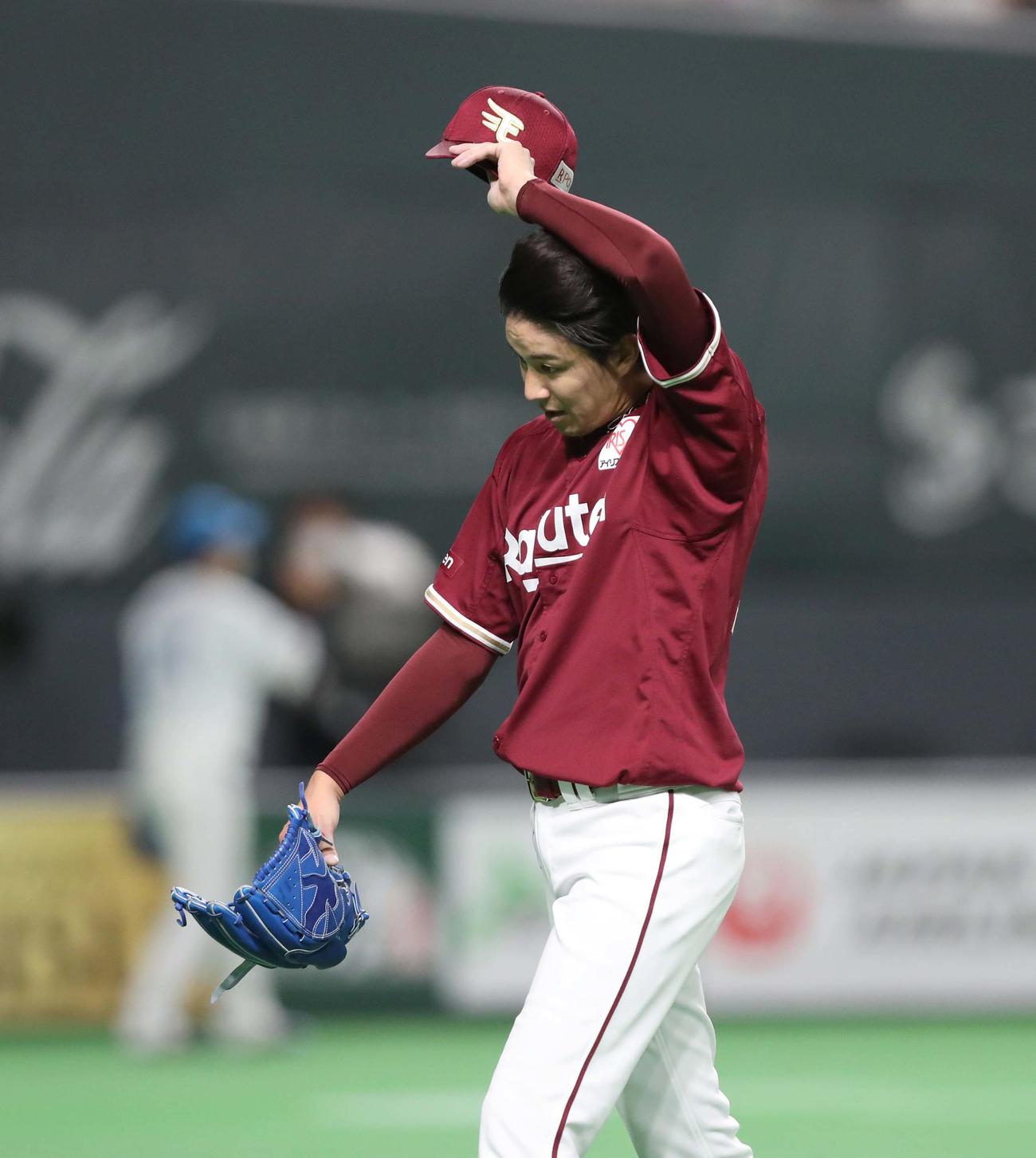 日本ハム対楽天　1回裏、2失点し汗を拭く岸（撮影・黒川智章）