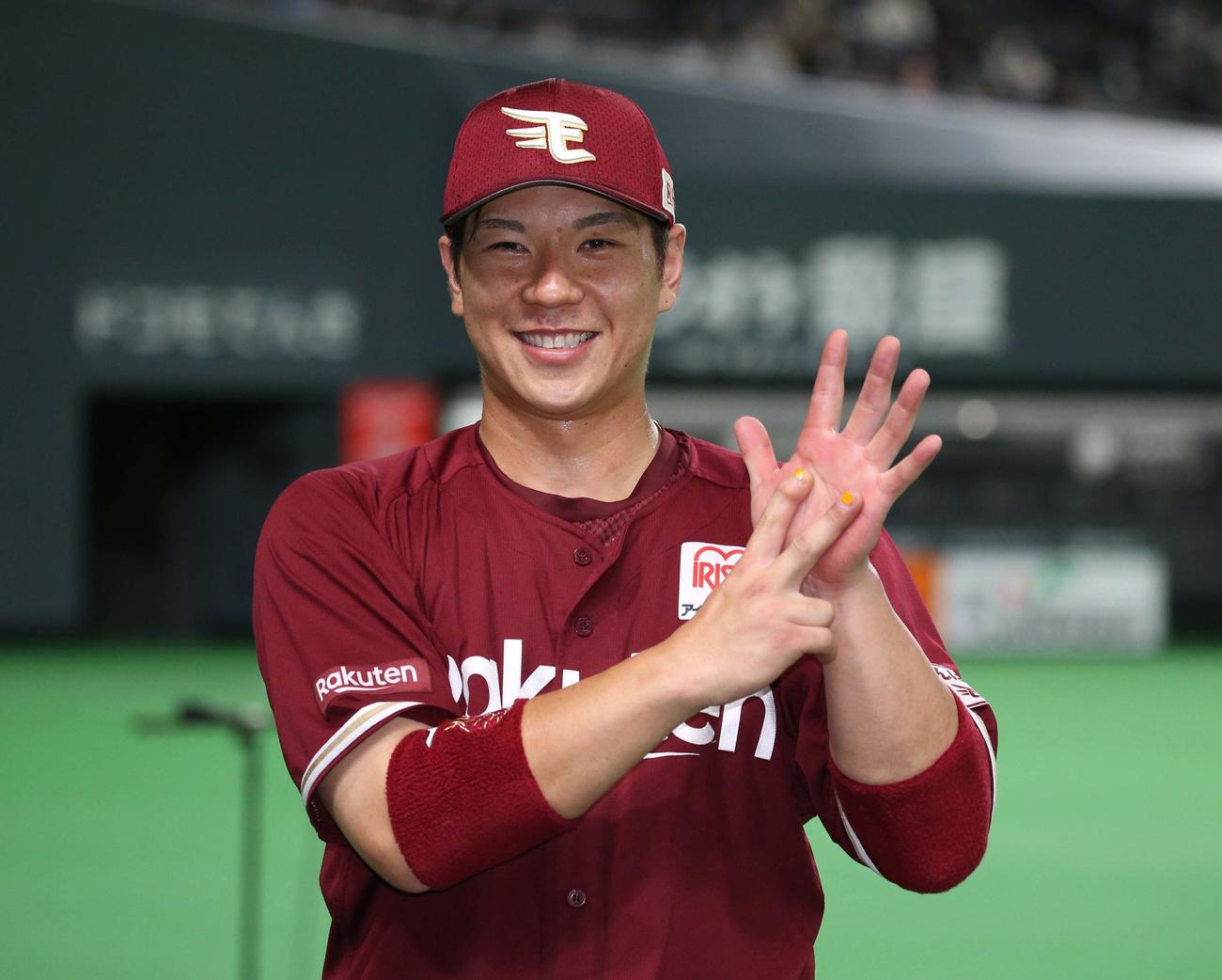 日本ハム対楽天　7連勝し笑顔でポーズをとる炭谷（撮影・黒川智章）