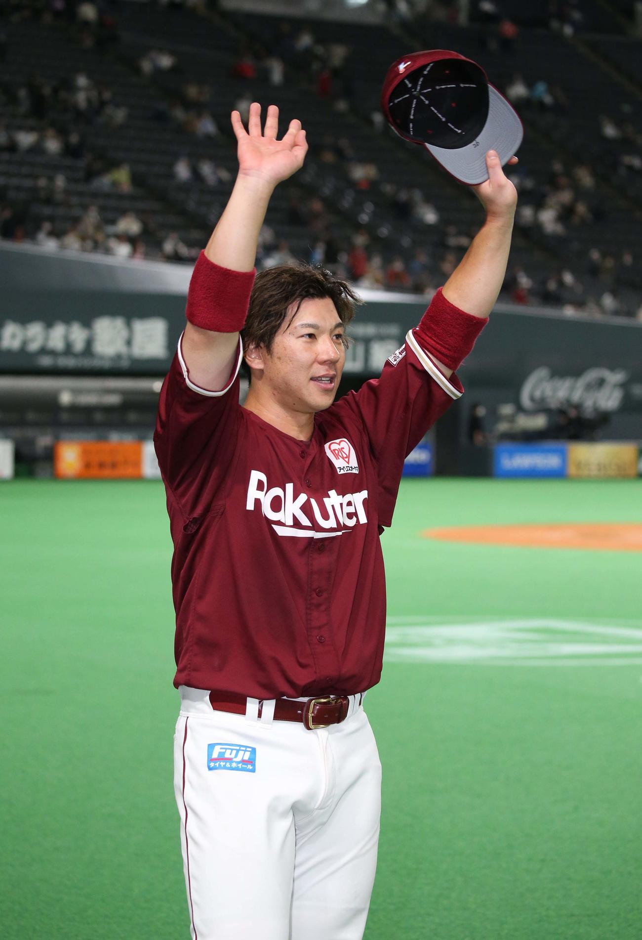 日本ハム対楽天　試合後、スタンドに手を振る炭谷（撮影・黒川智章）