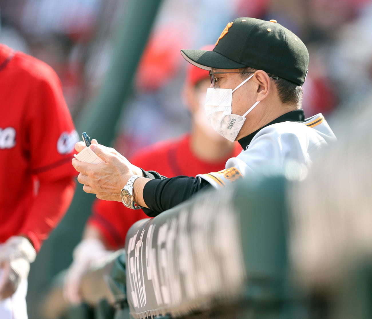 広島対巨人　6回裏を終え、メモを取る原監督（撮影・狩俣裕三）