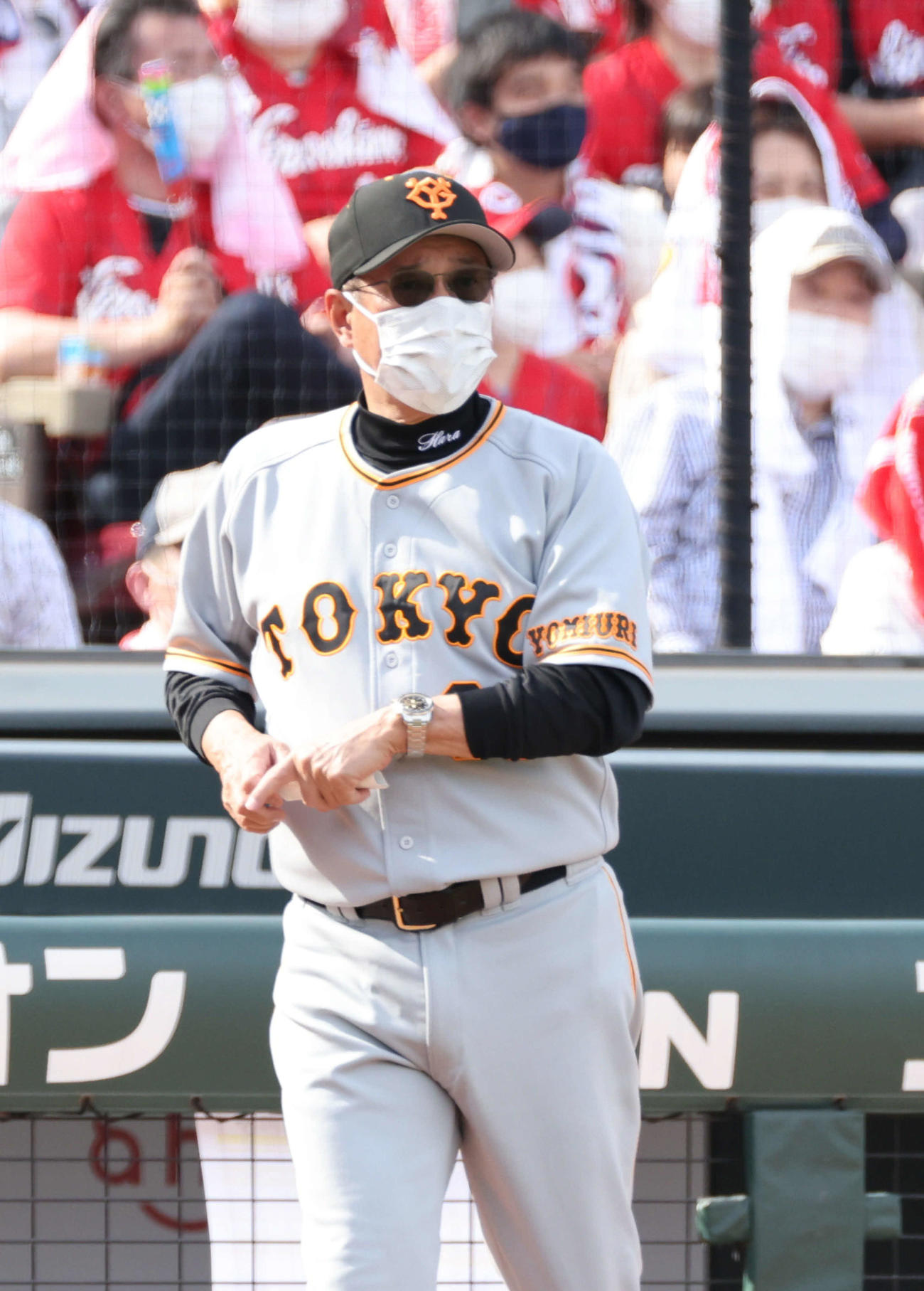 広島対巨人　7回裏広島、交代を告げる原監督（撮影・加藤孝規）