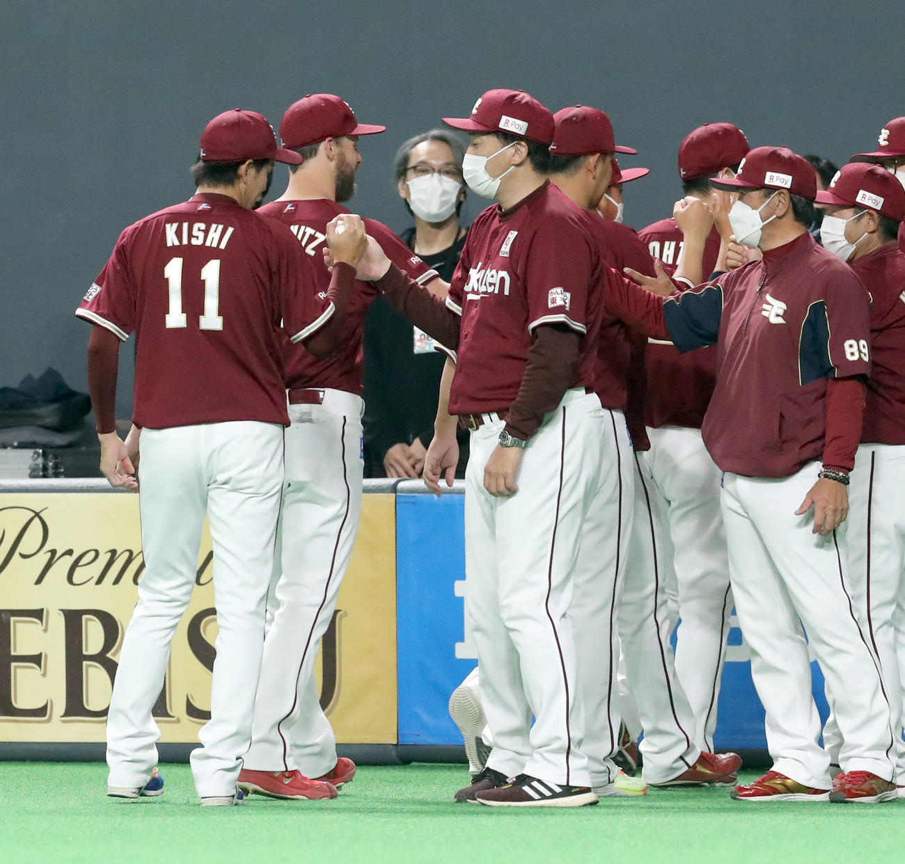 日本ハム対楽天　楽天岸（左）からウイニングボールを受けとる石井GM兼監督（撮影・佐藤翔太）