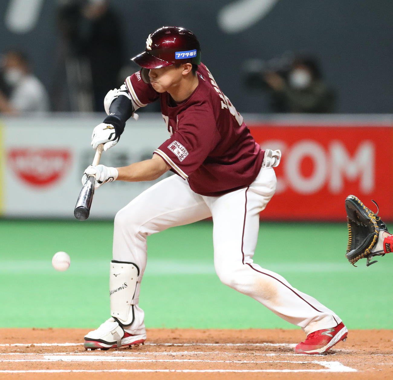 日本ハム対楽天　6回表楽天1死一、三塁、スクイズを決める辰己（撮影・佐藤翔太）