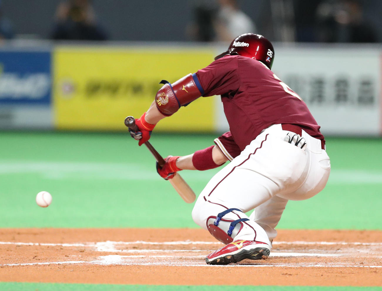 日本ハム対楽天　6回表楽天1死一、三塁、スクイズを決める炭谷（撮影・佐藤翔太）