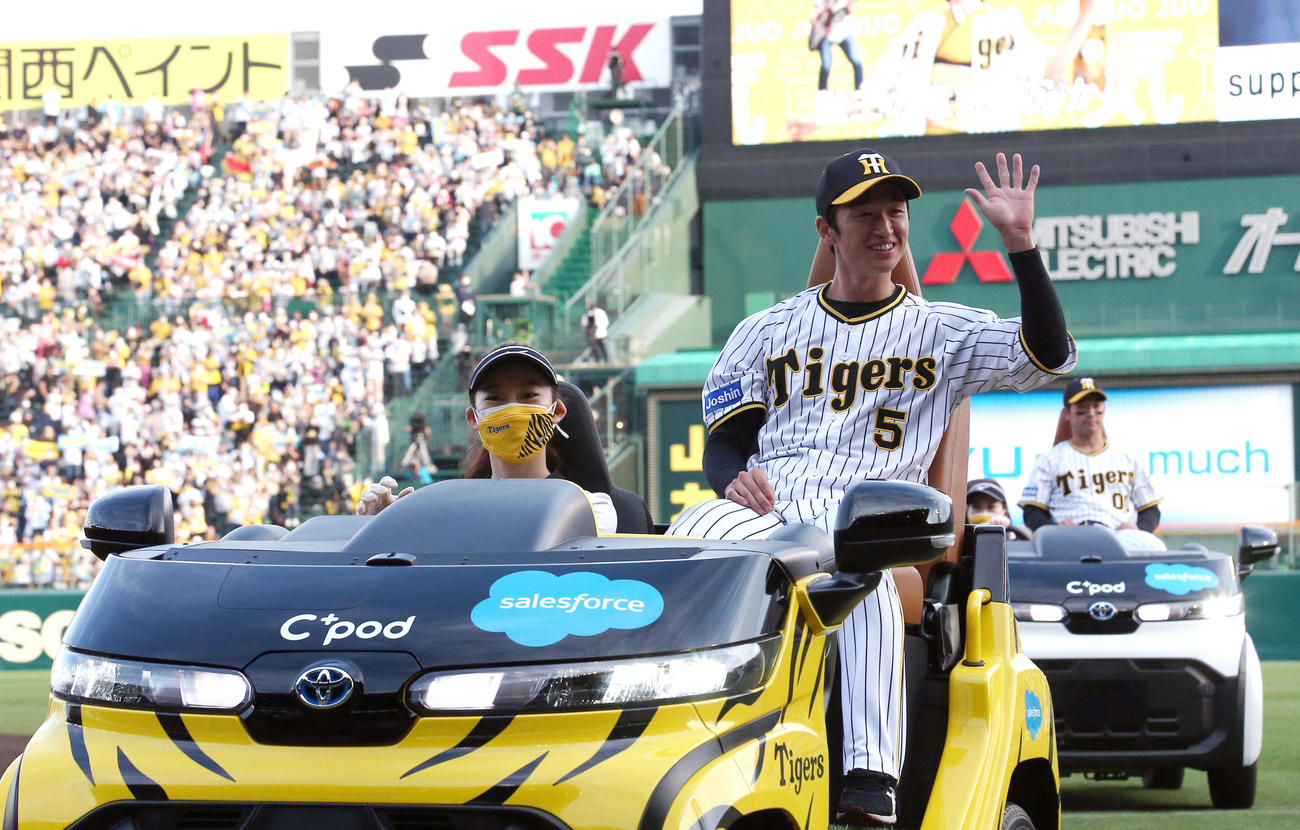 阪神対ヤクルト　ファンの歓声に手を振って応えるヒーローの阪神近本（手前）。右は山本（撮影・上山淳一）