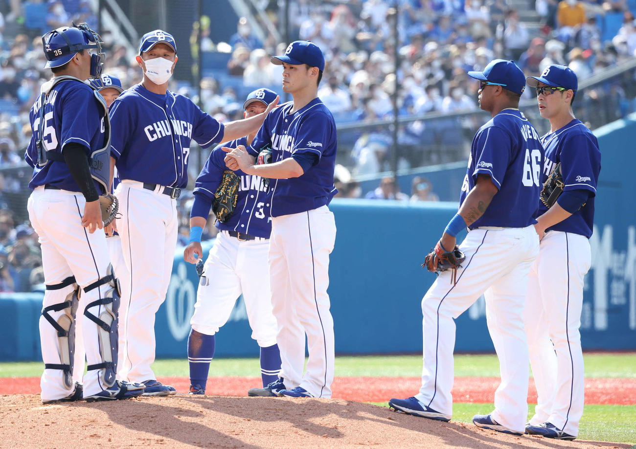 DeNA対中日　4回、連打で5点目を失った中日先発福谷（中央）のもとに集まる中日内野陣（撮影・丹羽敏通）