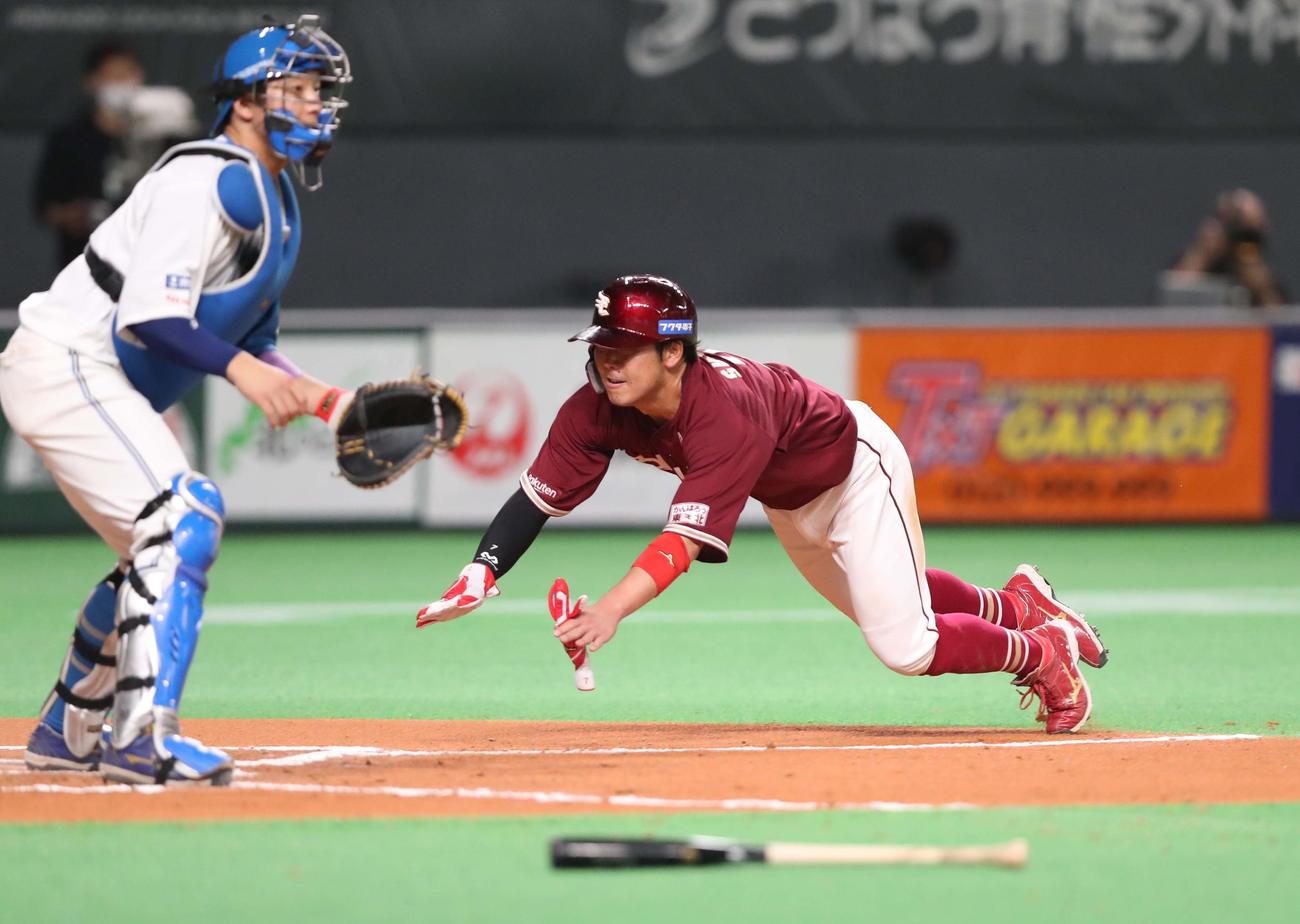 日本ハム対楽天　6回表楽天1死一、三塁、辰己のスクイズで生還する鈴木大（撮影・黒川智章）