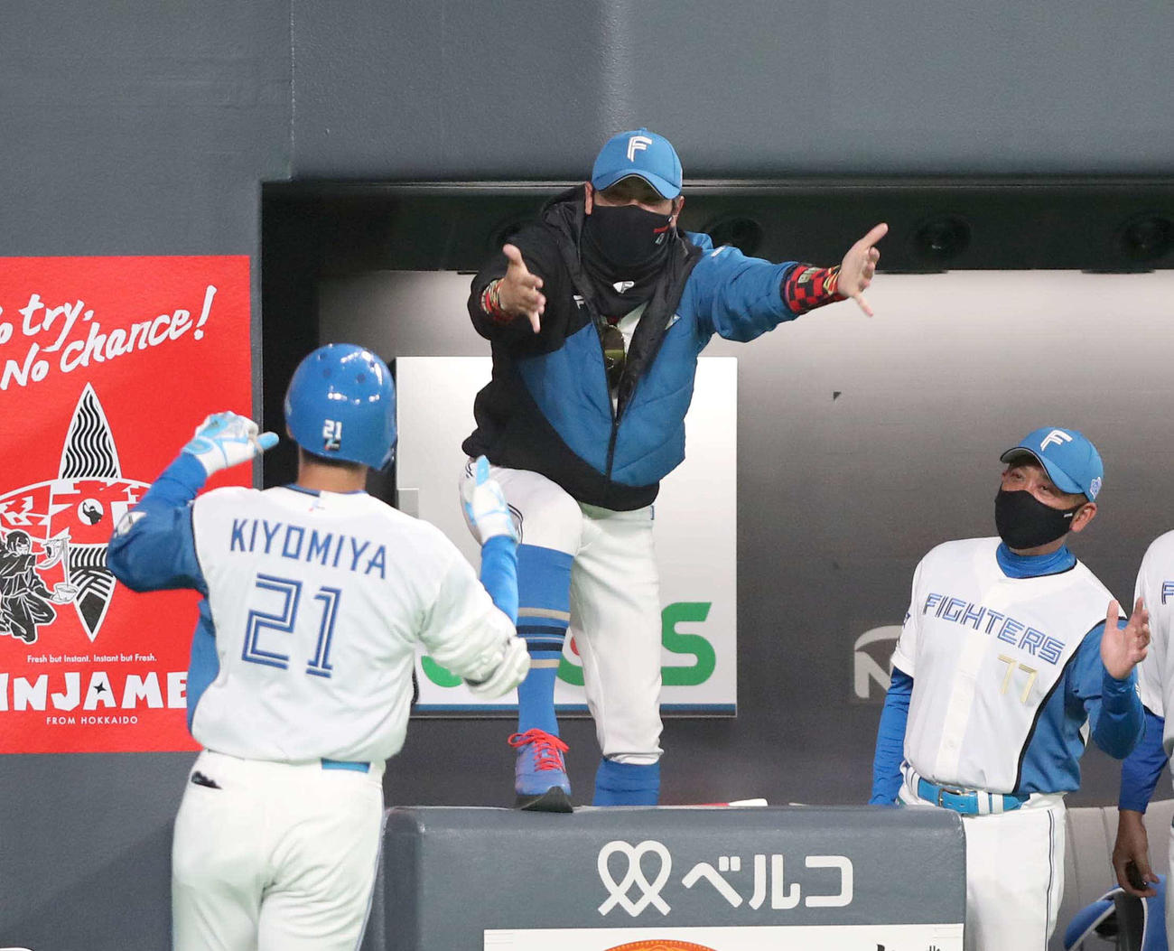 日本ハム対楽天　2回裏日本ハム無死、本塁打の清宮（手前）を迎える新庄監督（撮影・黒川智章）