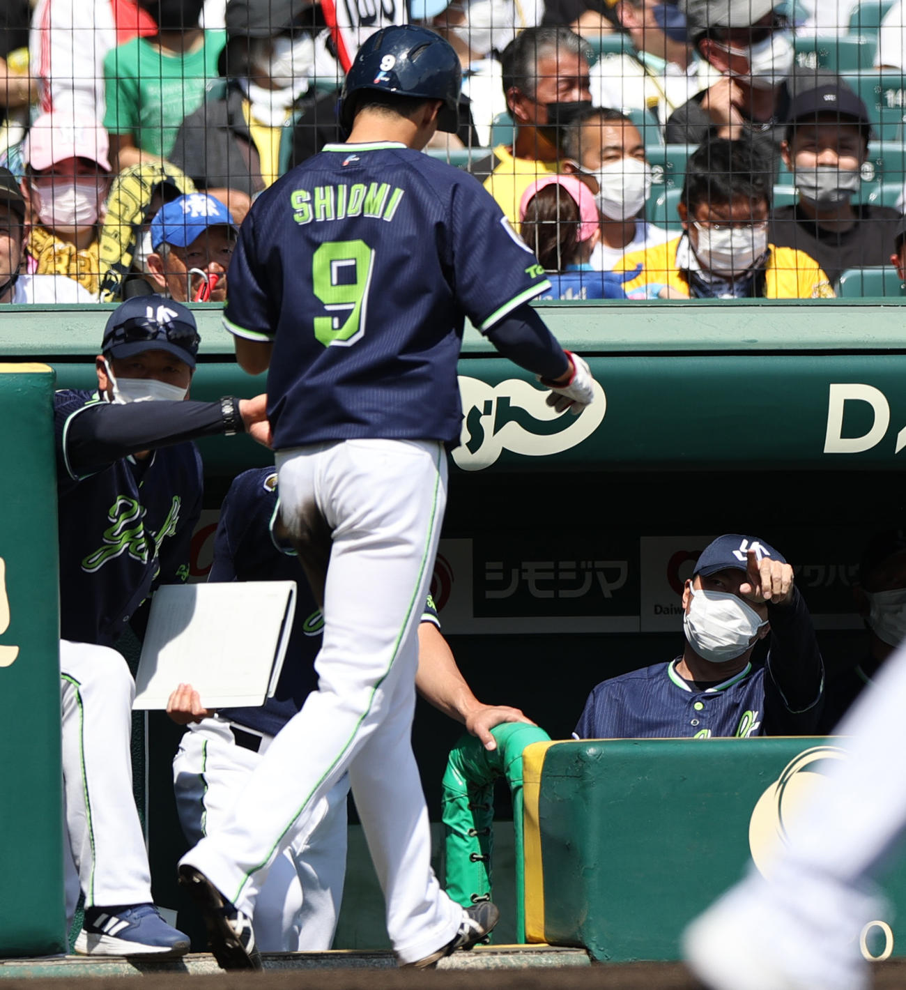阪神対ヤクルト　1回表ヤクルト1死三塁、高津監督（右）は山田の左犠飛で先制生還の塩見（手前）を出迎える（撮影・上山淳一）