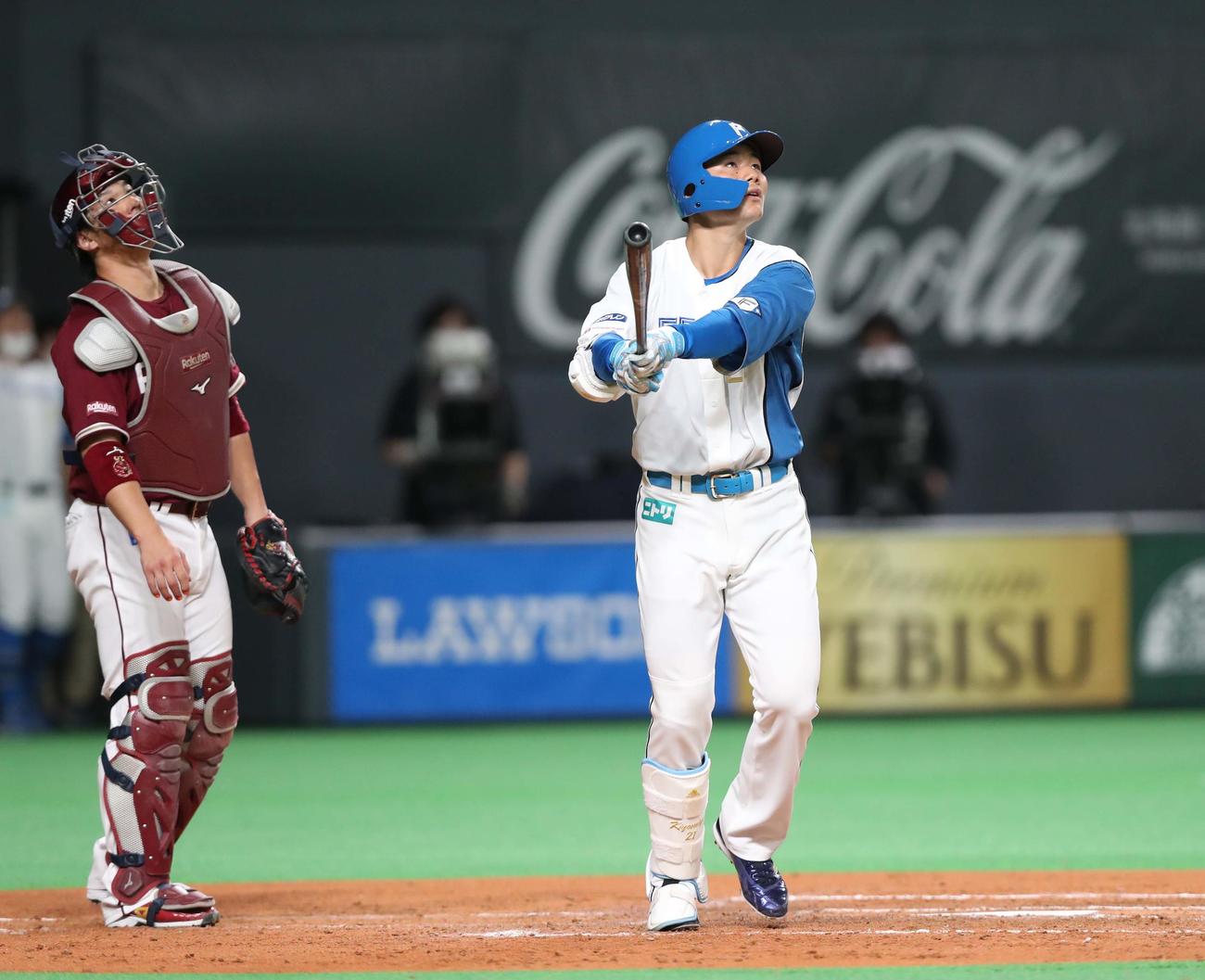 日本ハム対楽天　4回裏日本ハム無死、2打席連続となる右越え本塁打を放つ清宮。捕手炭谷（撮影・黒川智章）