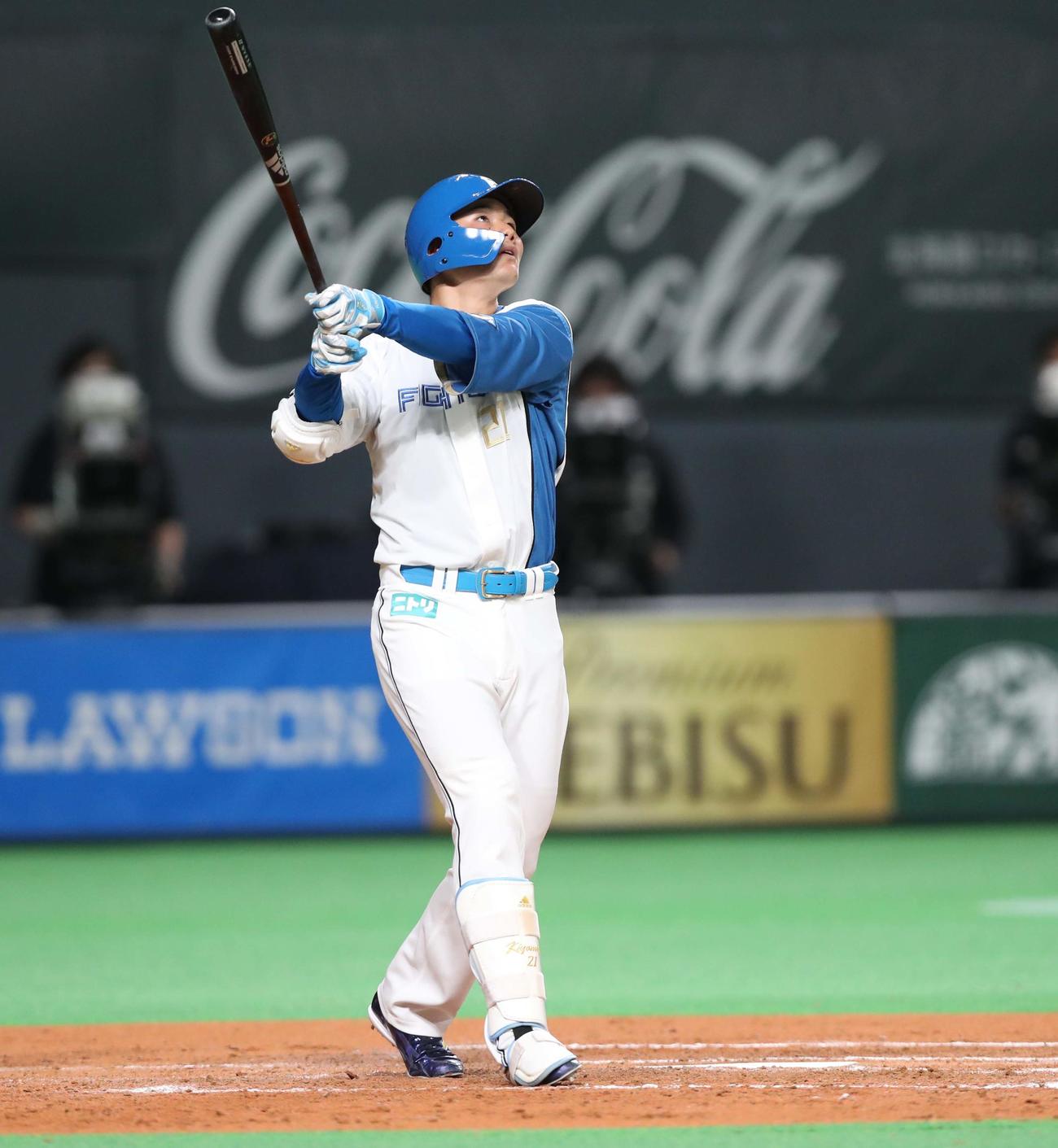 日本ハム対楽天　4回裏日本ハム無死、2打席連続となる右越え本塁打を放ち、打球を見つめる清宮（撮影・黒川智章）