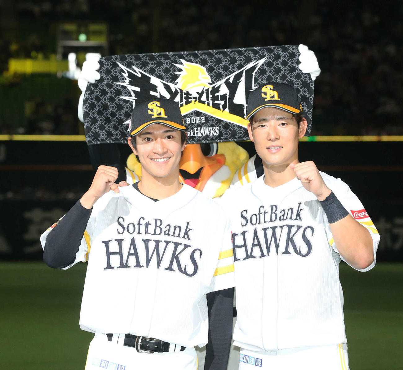 オリックスに勝利し、笑顔でガッツポーズする柳町（左）と上林（撮影・屋方直哉）