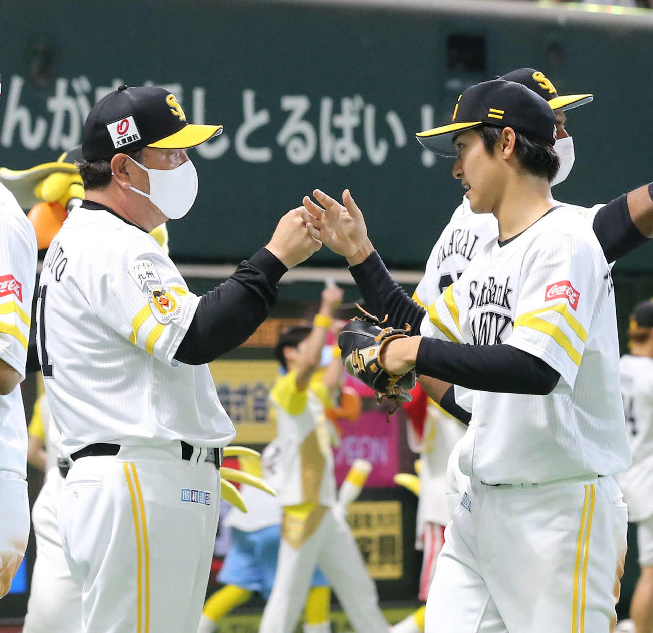 ソフトバンク対オリックス　オリックスに勝利し、藤本監督（左）とハイタッチする柳町（撮影・屋方直哉）