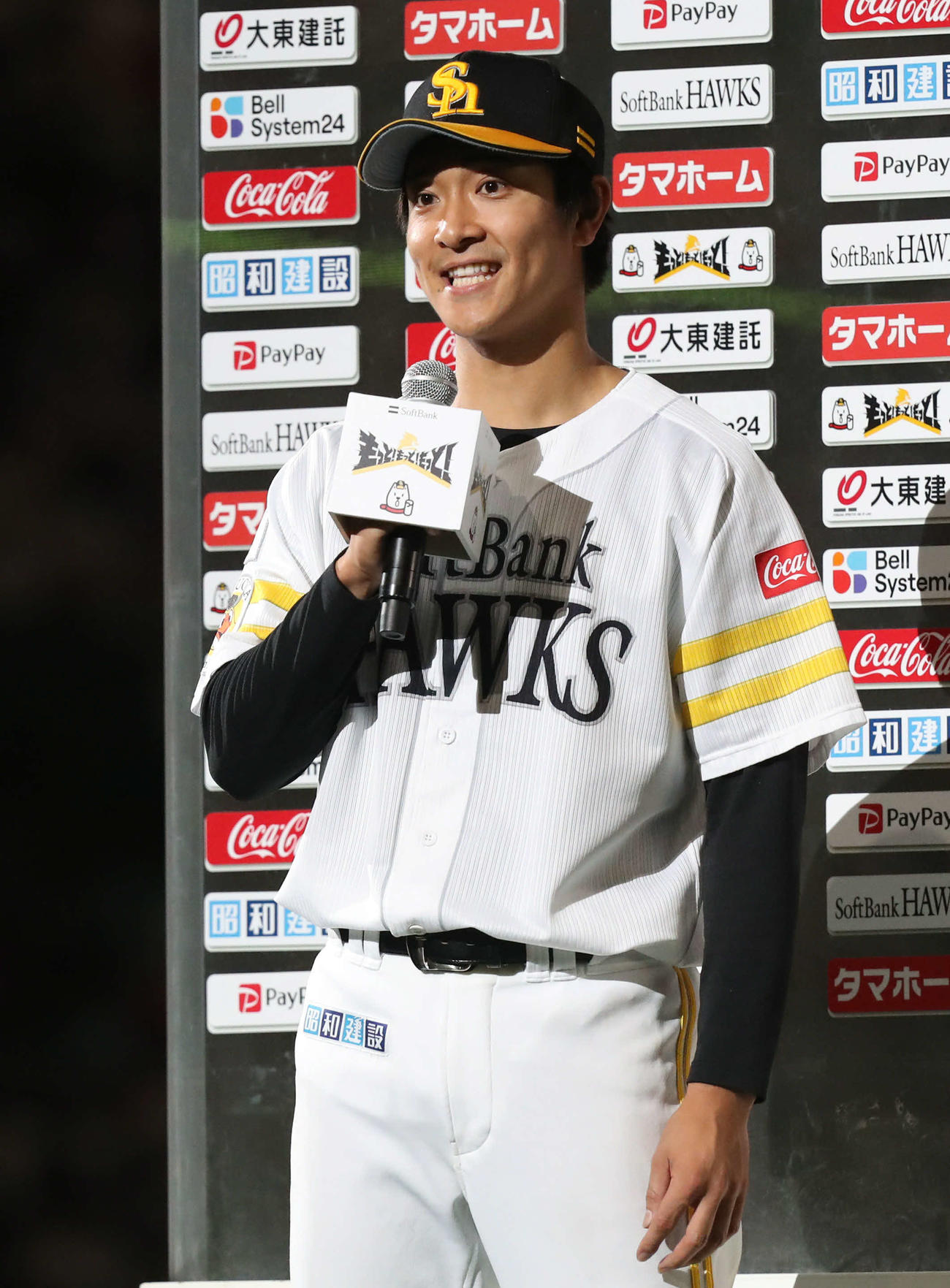 ソフトバンク対オリックス　オリックスに勝利し、ヒーローインタビューを受ける柳町（撮影・屋方直哉）