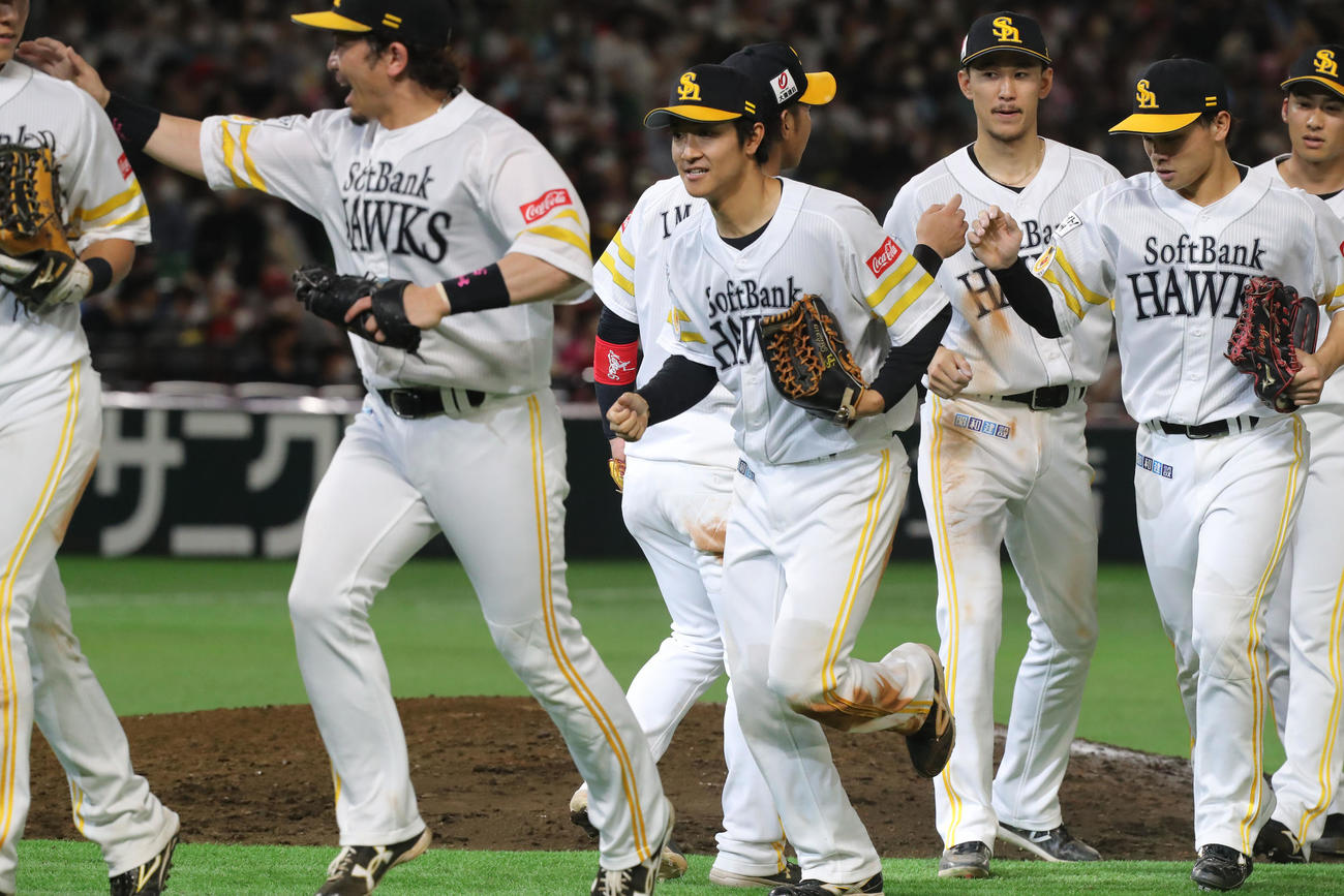 ソフトバンク対オリックス　オリックスに勝利し、ハイタッチをするソフトバンクナイン（撮影・屋方直哉）