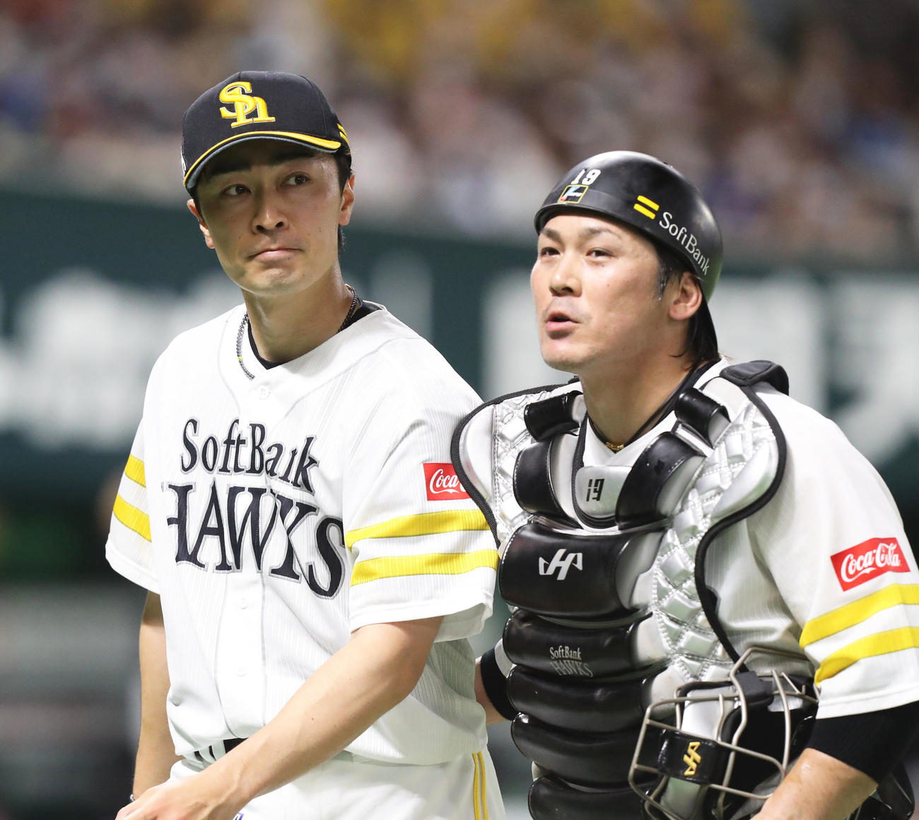 ソフトバンク対オリックス　4回表を投げ終え、甲斐（右）とベンチに戻る和田毅（撮影・屋方直哉）